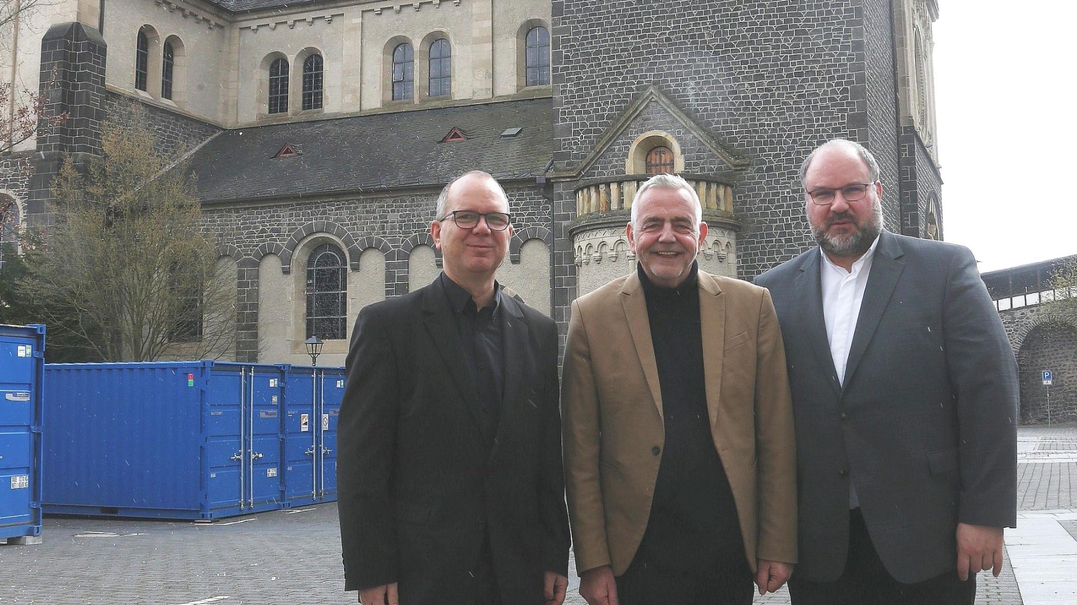 Das Leitungsteam des Pastoralen Raums Mayen (von links: Marek Jost, Thomas Fößel und Dekan Jörg Schuh) vor der Kirche Herz-Jesu, wo die Hauptbühne der Burgfestspiele  aufgebaut wird.