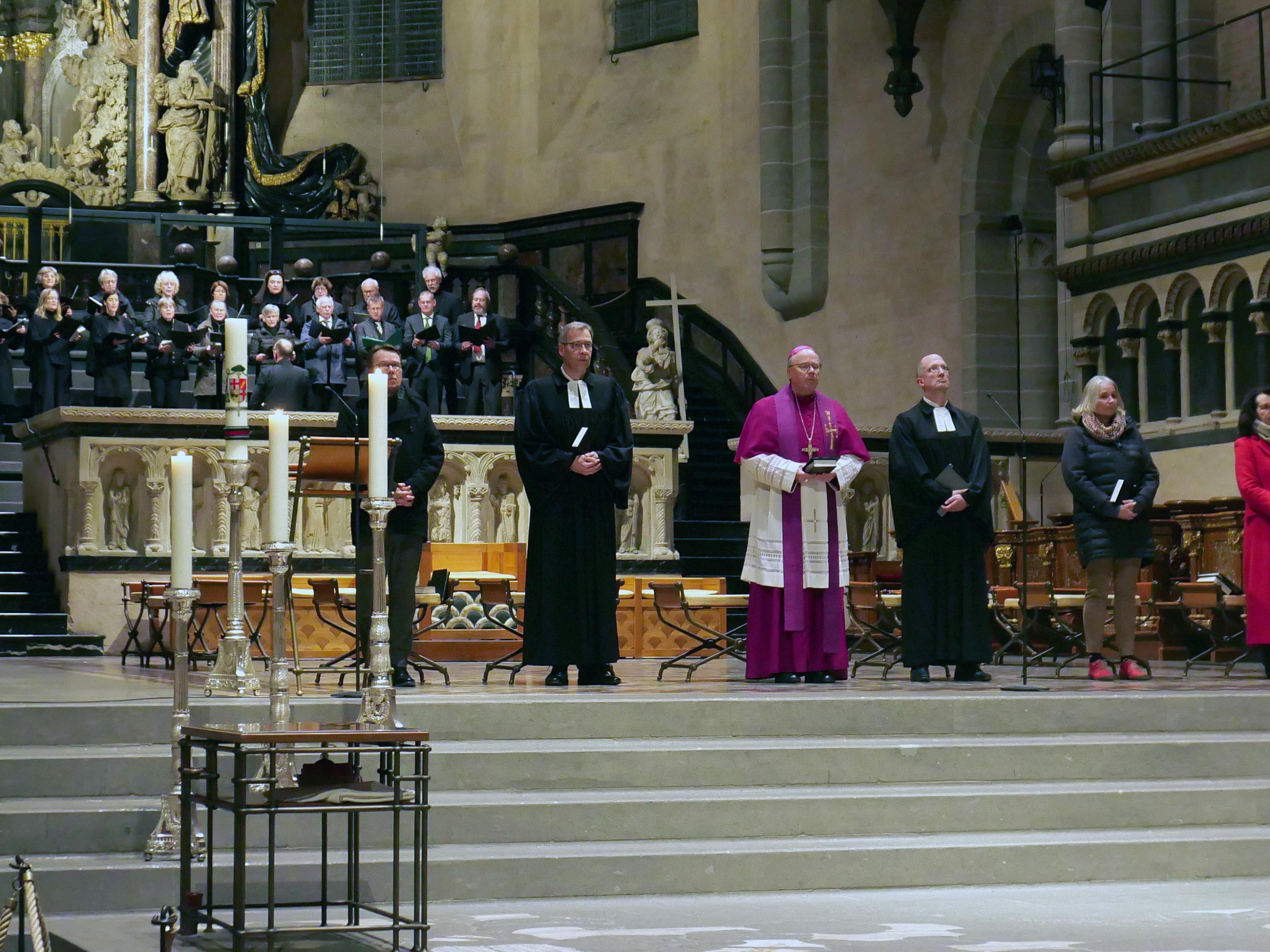 Pfarrer Thomas Luxa, Superintendent Dr. Jörg Weber, Bischof Stephan Ackermann, Präses Thorsten Latzel, Gemeindereferentin Silvia Schmitz-Metzler und Ökumenereferentin Anna Werle (vlnr.)