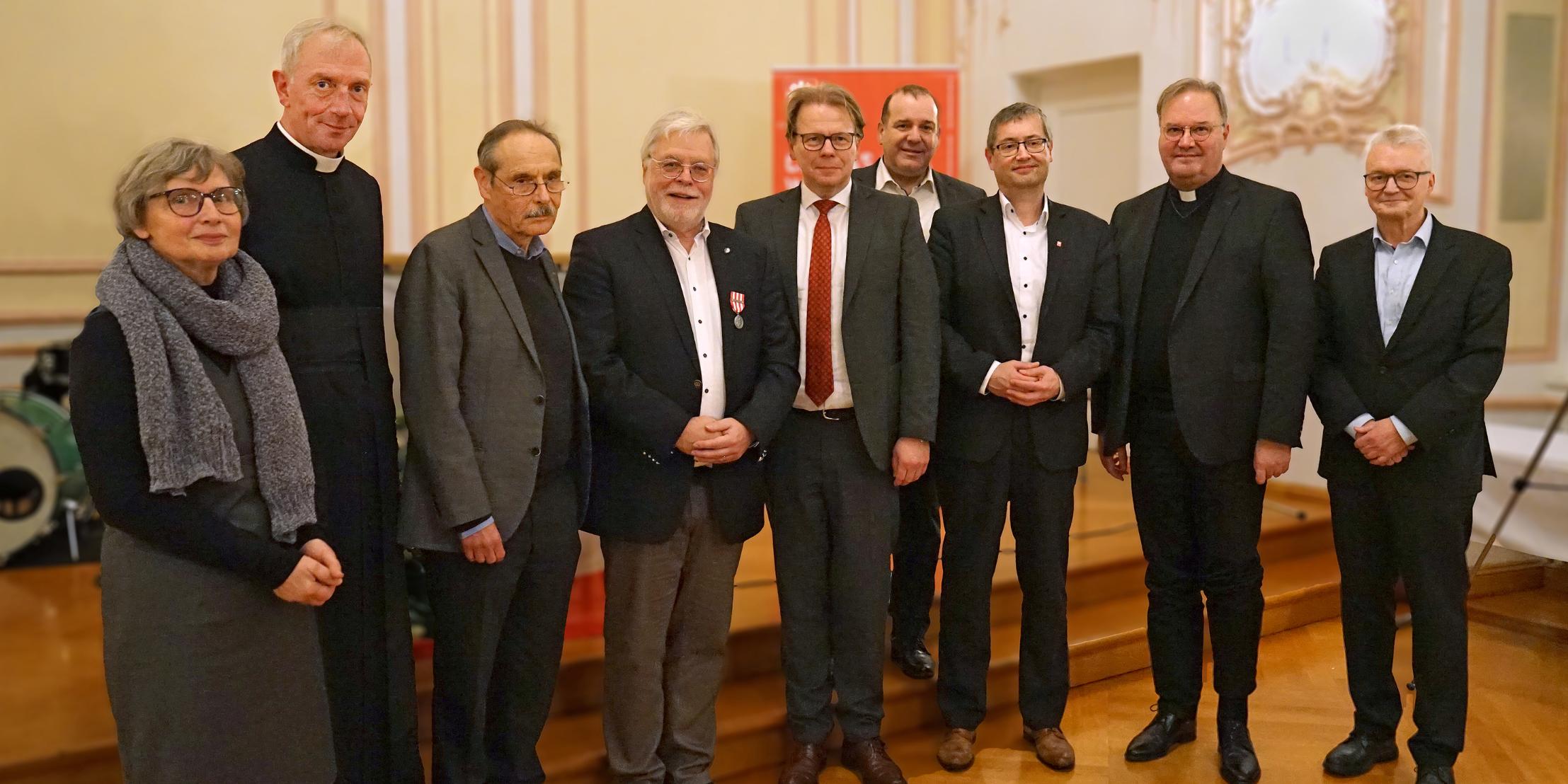 Abschied und Würdigung für Caritasdirektor Dr. Bernd Kettern (4.v.l.): v.l.n.r.: Hildegard Imiolczyk (Vorsitzende Mitarbeitervertretung Caritasverband Trier), Benedikt Welter (Vorsitzender Caritasverband für die Diözese Trier), Prof. Dr. Georg Cremer (ehem. Generalsekretär Deutscher Caritasverband), Markus Leineweber (Vorsitzender Caritasverband Trier), Joachim Christmann (Geschäftsbereichsleiter Verbandsgemeinde Trier-Saarburg), Christoph Wutz (Direktor Caritasverband für die Diözese Trier), Dr. Hans Günther Ullrich (Vorsitzender Caritasrat Caritasverband Trier) und Winfried Wülferath (Direktor Caritasverband Westeifel).
