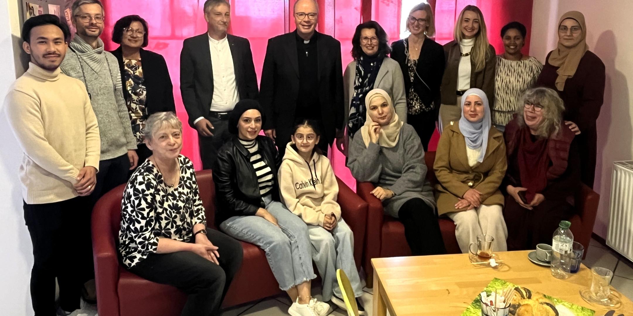 Zum Austausch trafen sich Bischof Ackermann, Vertreter*innen des Bischöflichen Generalvikariats, des Pastoralen Raums, des Caritasverbands Rhein-Hunsrück-Nahe, Ehrenamtliche und Geflüchtete im CaféTerra.