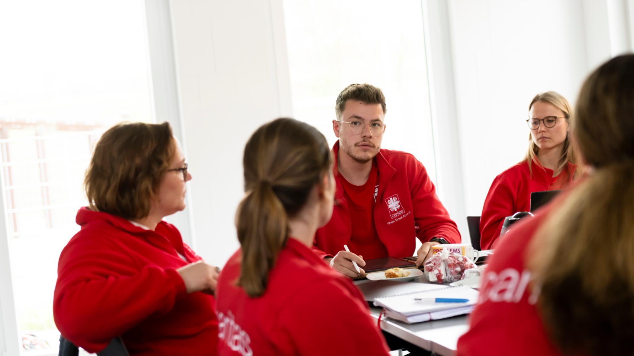 Das mittlerweile zwölf-köpfige Fluthilfe-Team rund um Niklas Sebastian (Mitte) steht den Menschen in der Region weiterhin zur Seite.