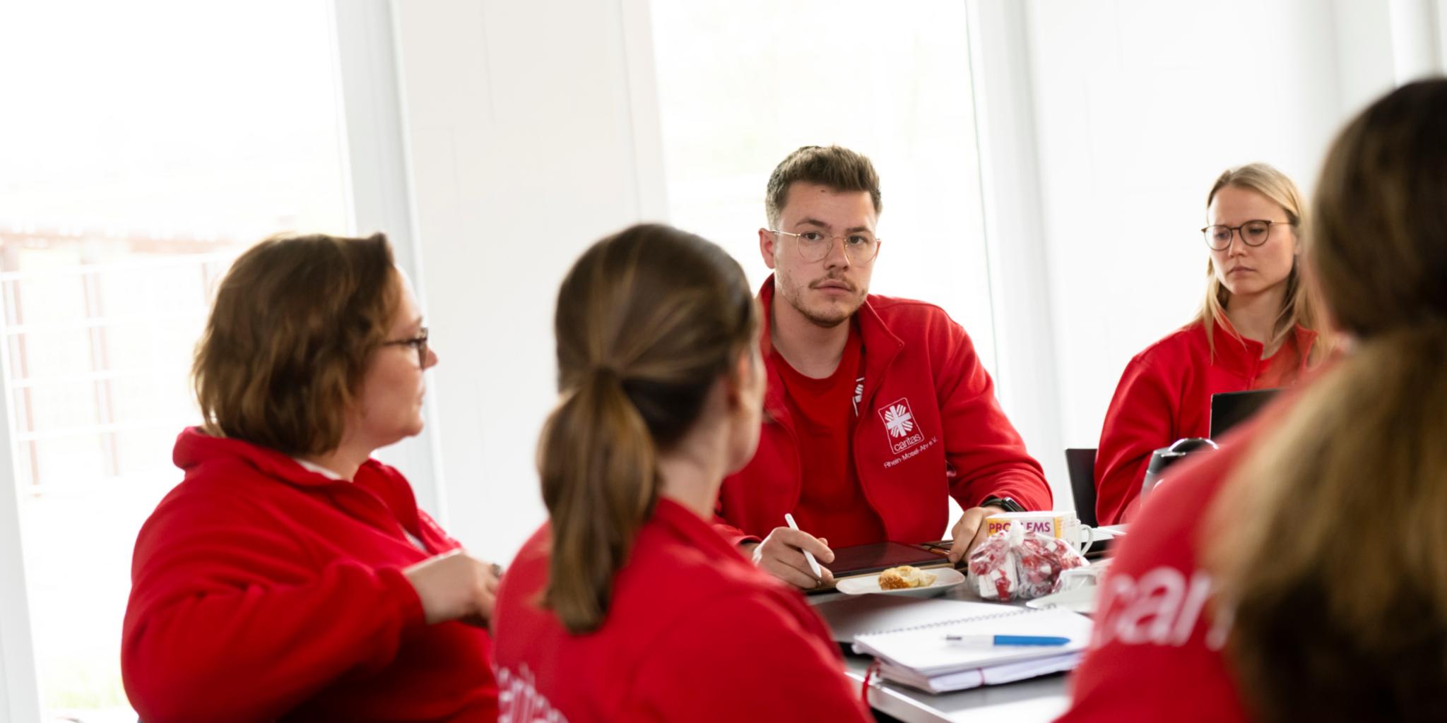 Das mittlerweile zwölf-köpfige Fluthilfe-Team rund um Niklas Sebastian (Mitte) steht den Menschen in der Region weiterhin zur Seite.