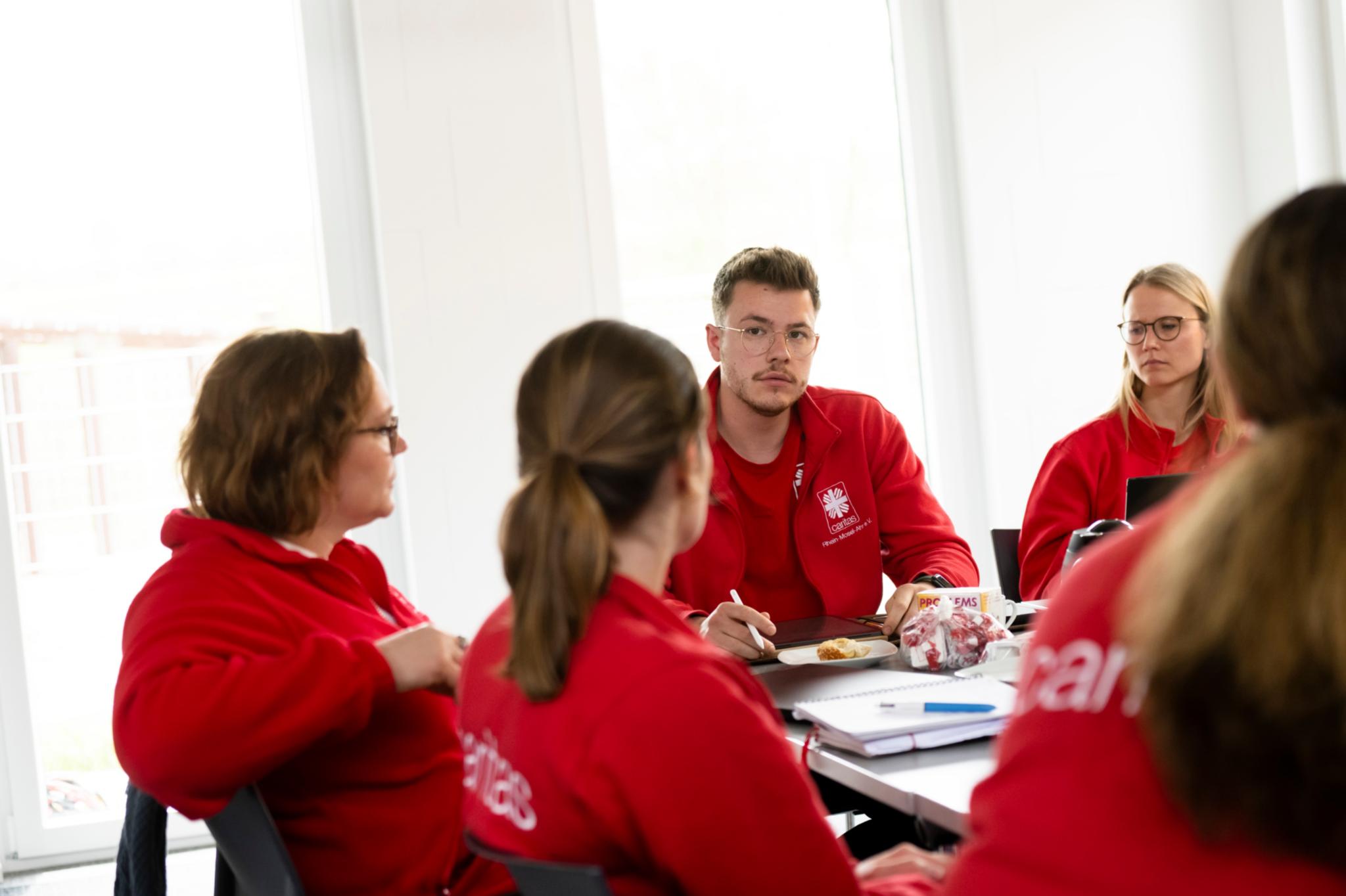 Das mittlerweile zwölf-köpfige Fluthilfe-Team rund um Niklas Sebastian (Mitte) steht den Menschen in der Region weiterhin zur Seite.