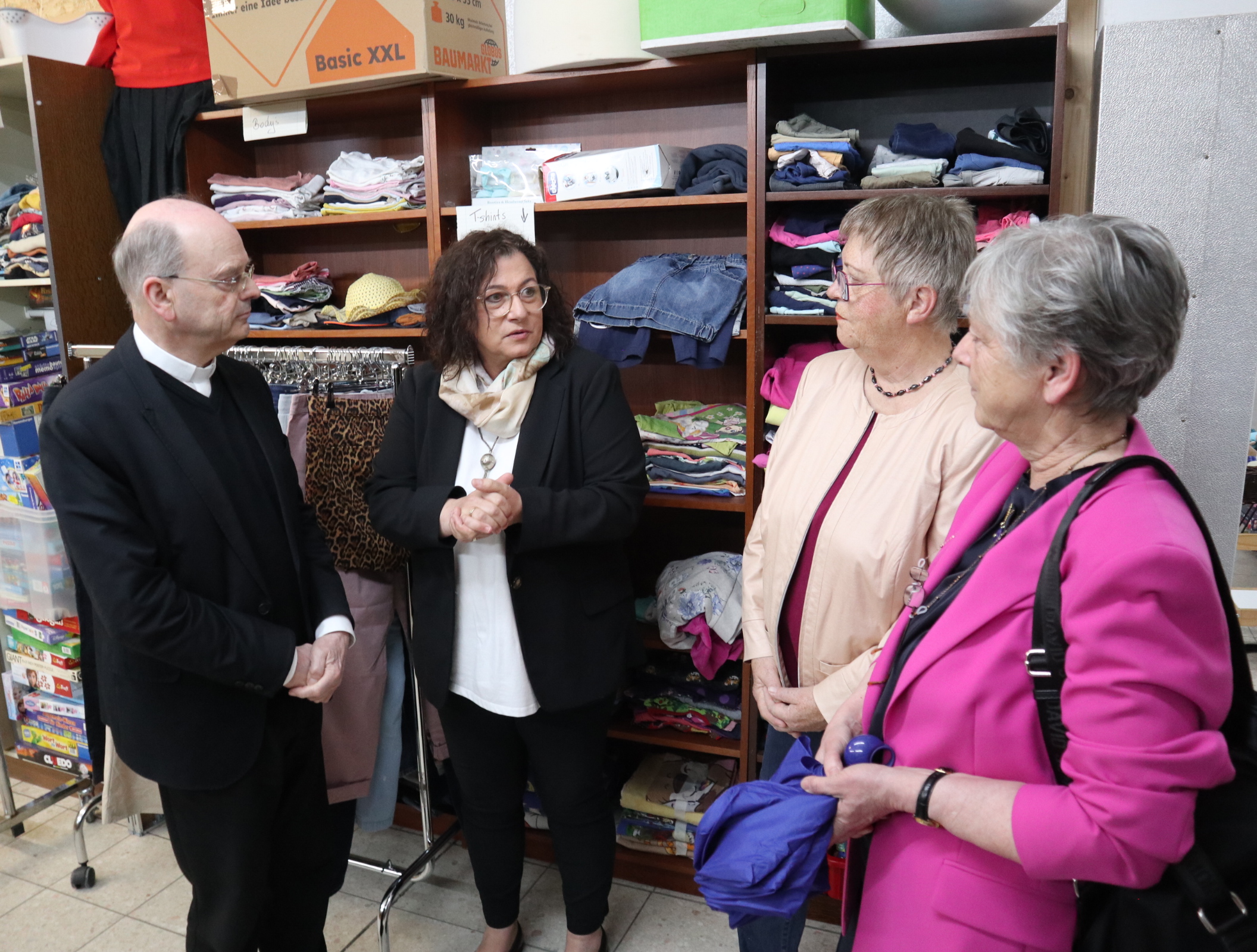 Weihbischof Brahm und Ilona Besha im Gespräch mit Elvira Breit und Birgit Wagner