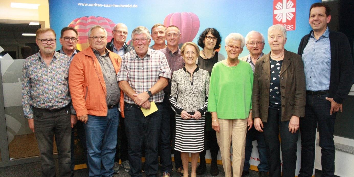 Vorsitzender des Caritasverbandes Peter Kiefer (vorne mittig), Caritasdirektor Frank Kettern (rechts), Vorsitzender des Caritasrates Franz Hechenblaikner (2. V. l. hinten) und die neu gewählten Mitglieder