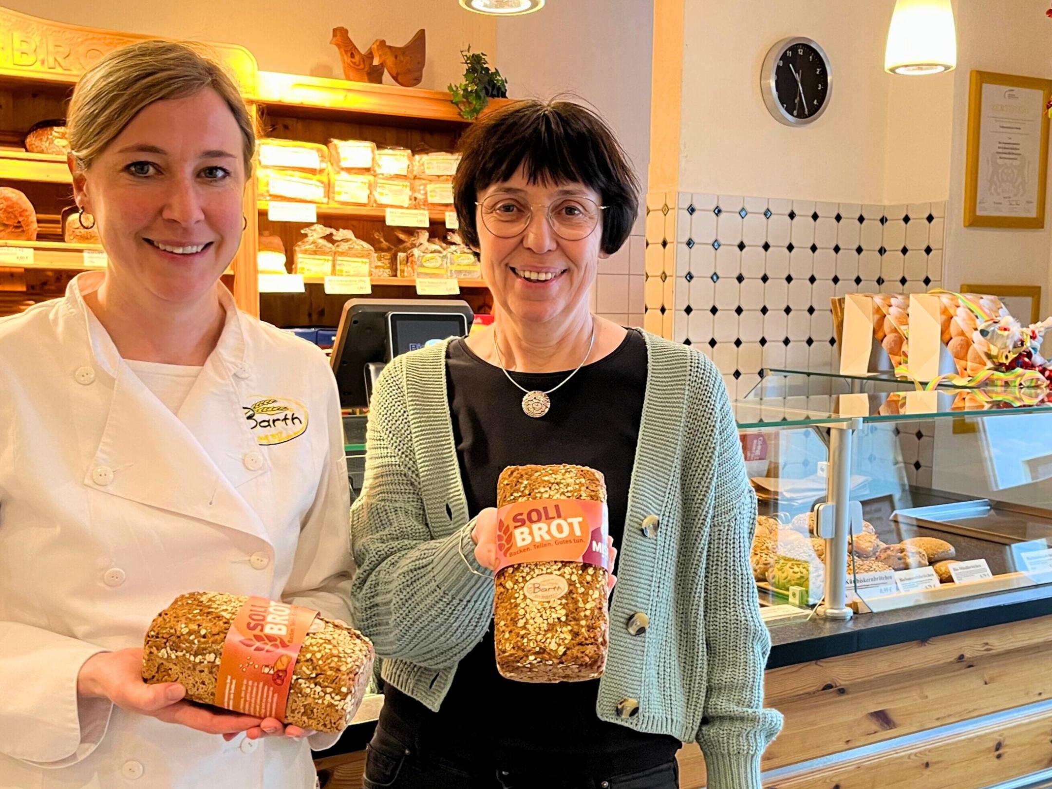 Charlotte und Elisabeth Barth präsentieren das diesjährige Soli-Brot