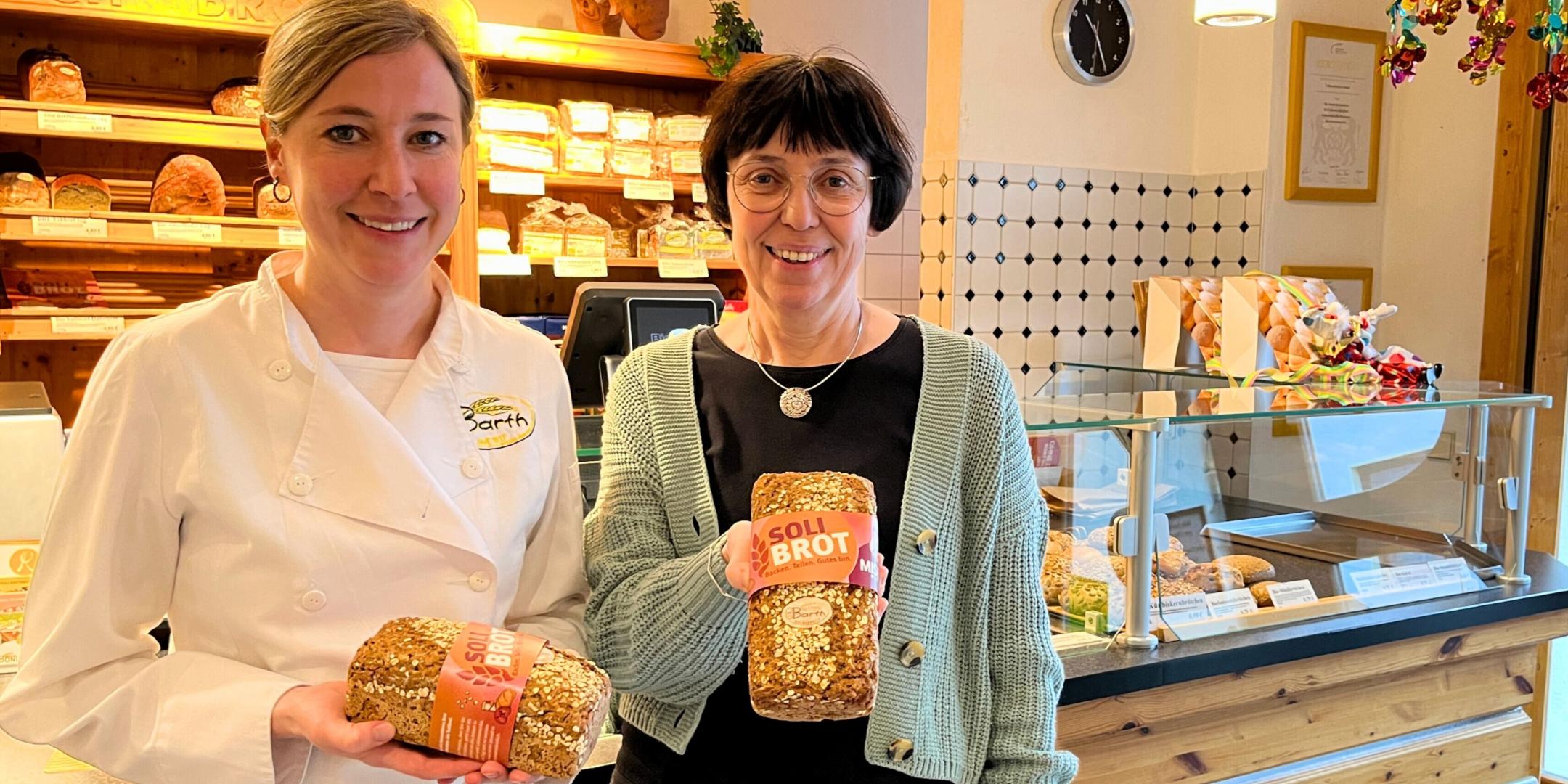 Charlotte und Elisabeth Barth präsentieren das diesjährige Soli-Brot