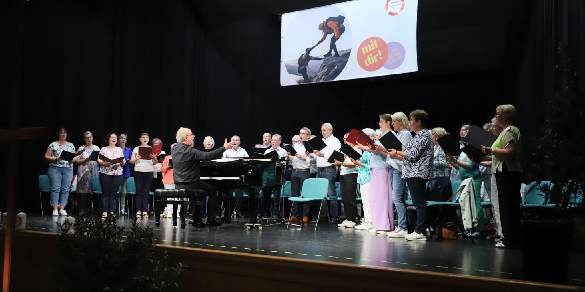 Gemeinsam Singen im Chor (Archivfoto von der Auftaktveranstaltung des Pastoralen Raums Saarburg)