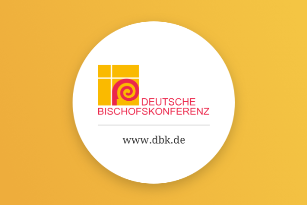 Das Logo zeigt ein stilisiertes Bischofsstab-Motiv in Pink auf gelbem Hintergrund. Der gelbe Hintergrund ist in vier Rechtecke aufgeteilt, ähnlich einem Kreuz. Rechts daneben steht der Text: „Deutsche Bischofskonferenz“. Unterhalb des Logos steht in schwarzer Schrift die Internetadresse: „www.dbk.de“.