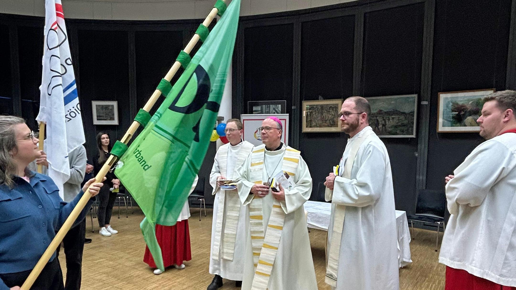 Gemeinsam mit Engagierten des DJK Bundesjugendtages feierte Bischof Stephan Ackermann in Saarbrücken einen Gottesdienst.