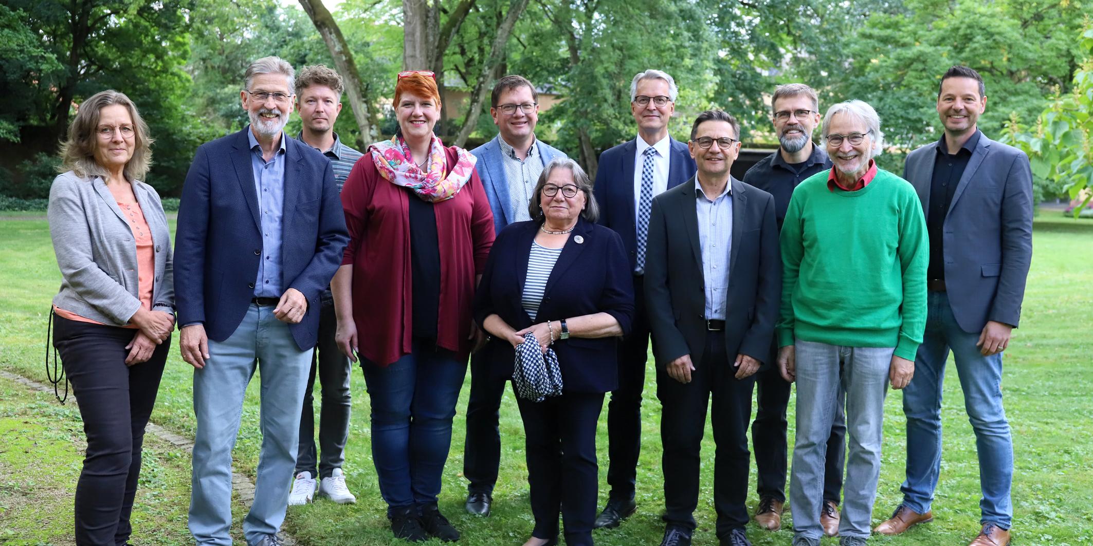 Die vorerst letzte DKU bei ihrer Konstitution 2022: Barbara Schartz, Ludwig Kuhn, Andreas Gietzen, Cäcilien Fieweger, Bernd Schumacher, Johanna Schalz, Markus Schlich, Hans Rosprim, Stefan Schneider, Günter Leisch und Dr. Thorsten Hoffmann. Auf dem Bild fehlen: Kira Braun, Uwe Siemer, Friedbert Ritter, Michael Weier und Melanie Lempe (sie ist für Hans Rosprim nachgerückt)