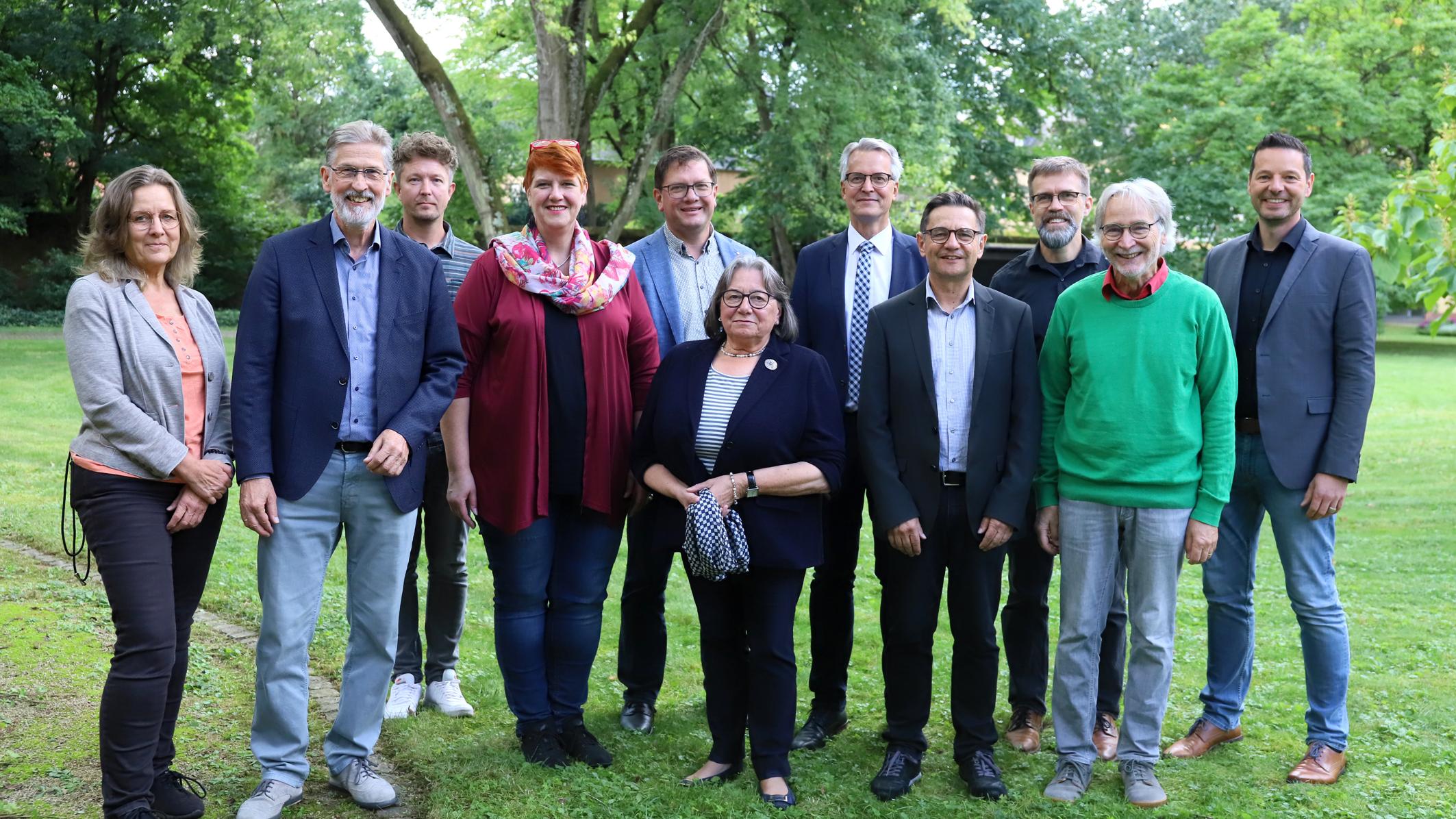 Die vorerst letzte DKU bei ihrer Konstitution 2022: Barbara Schartz, Ludwig Kuhn, Andreas Gietzen, Cäcilien Fieweger, Bernd Schumacher, Johanna Schalz, Markus Schlich, Hans Rosprim, Stefan Schneider, Günter Leisch und Dr. Thorsten Hoffmann. Auf dem Bild fehlen: Kira Braun, Uwe Siemer, Friedbert Ritter, Michael Weier und Melanie Lempe (sie ist für Hans Rosprim nachgerückt)