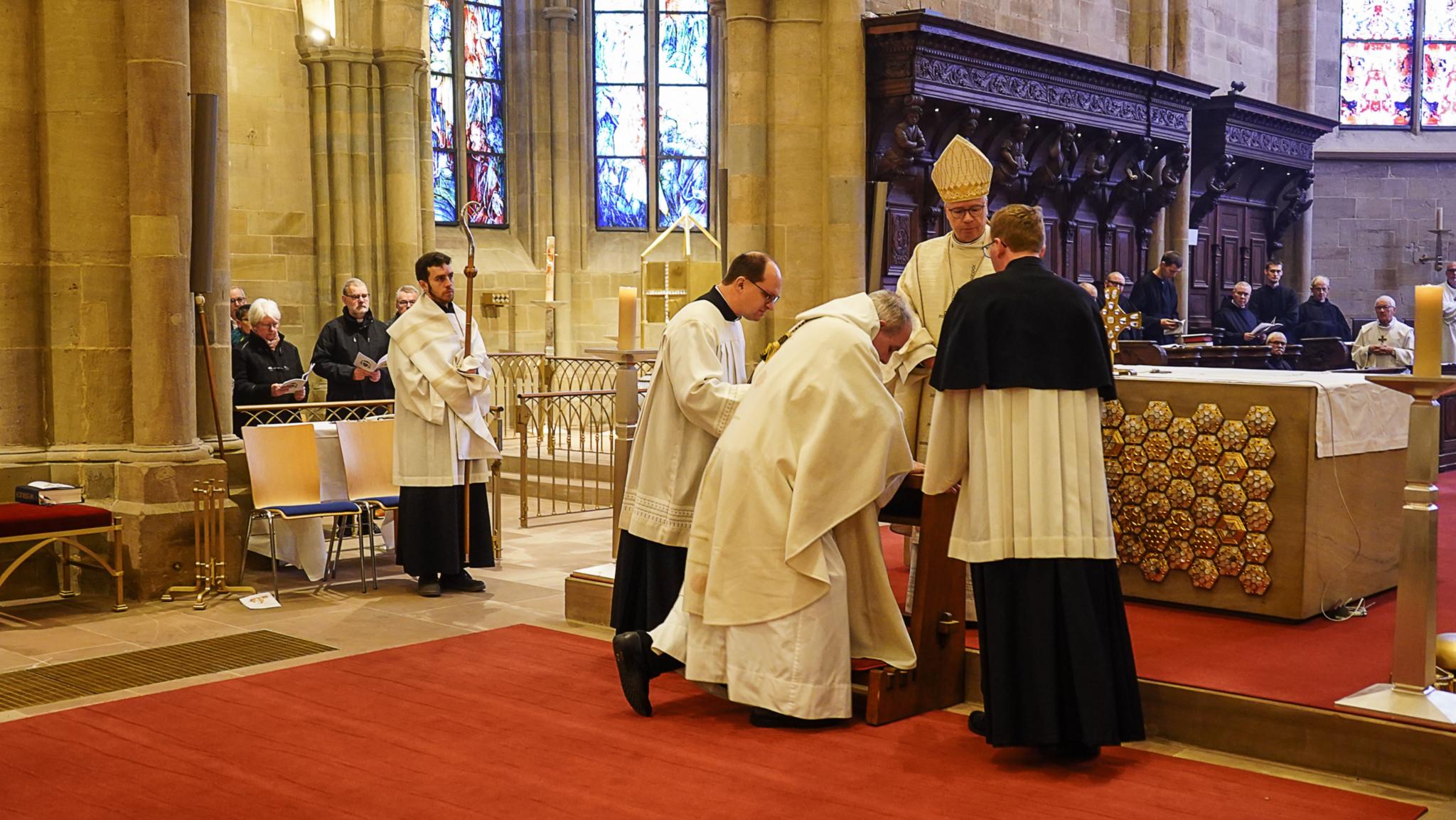 Bischof Stephan Ackermann segnet den neuen Abt P. Wendelinus Naumann.