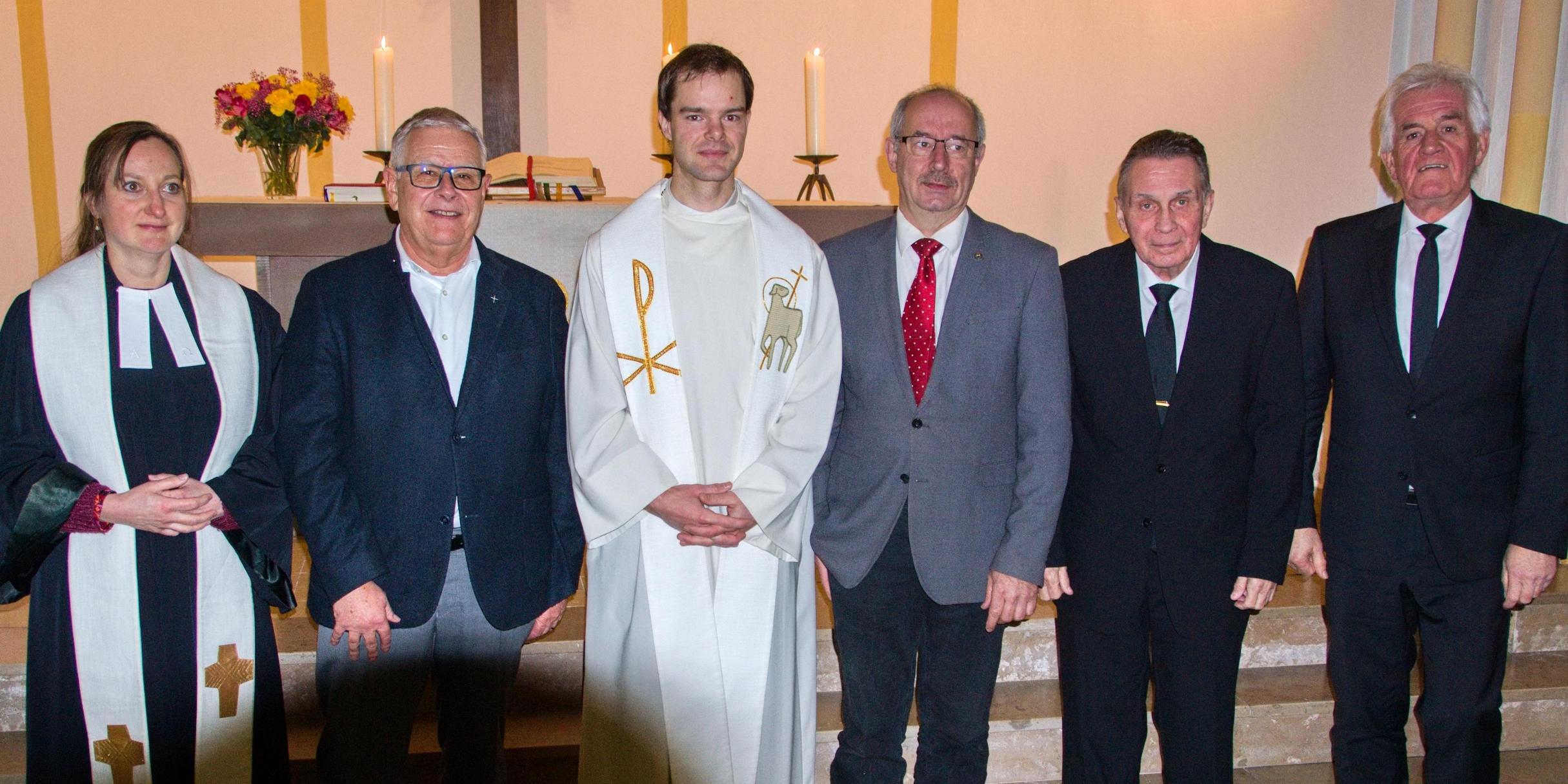 Als Liturgin und Liturgen gestalteten den Gottesdienst (Foto von links nach rechts): Pfarrerin Juliane Opiolla, Synodalassessorin des Evangelischen Kirchenkreises Saar-West; Wolfgang Schmidt, Evangelischer Kirchenkreis Saar-West und Vorstand der ACK Saar; Pfarrer Johannes Achenbach, Selbständige Evangelisch-Lutherischen Immanuelgemeinde; Pastor Joachim Hipfel, Freie evangelische Gemeinde FeG und Vorstand ACK Saar; Achim Eisel und Peter Guckenbiehl, Neuapostolische Kirche Saar-Pfalz