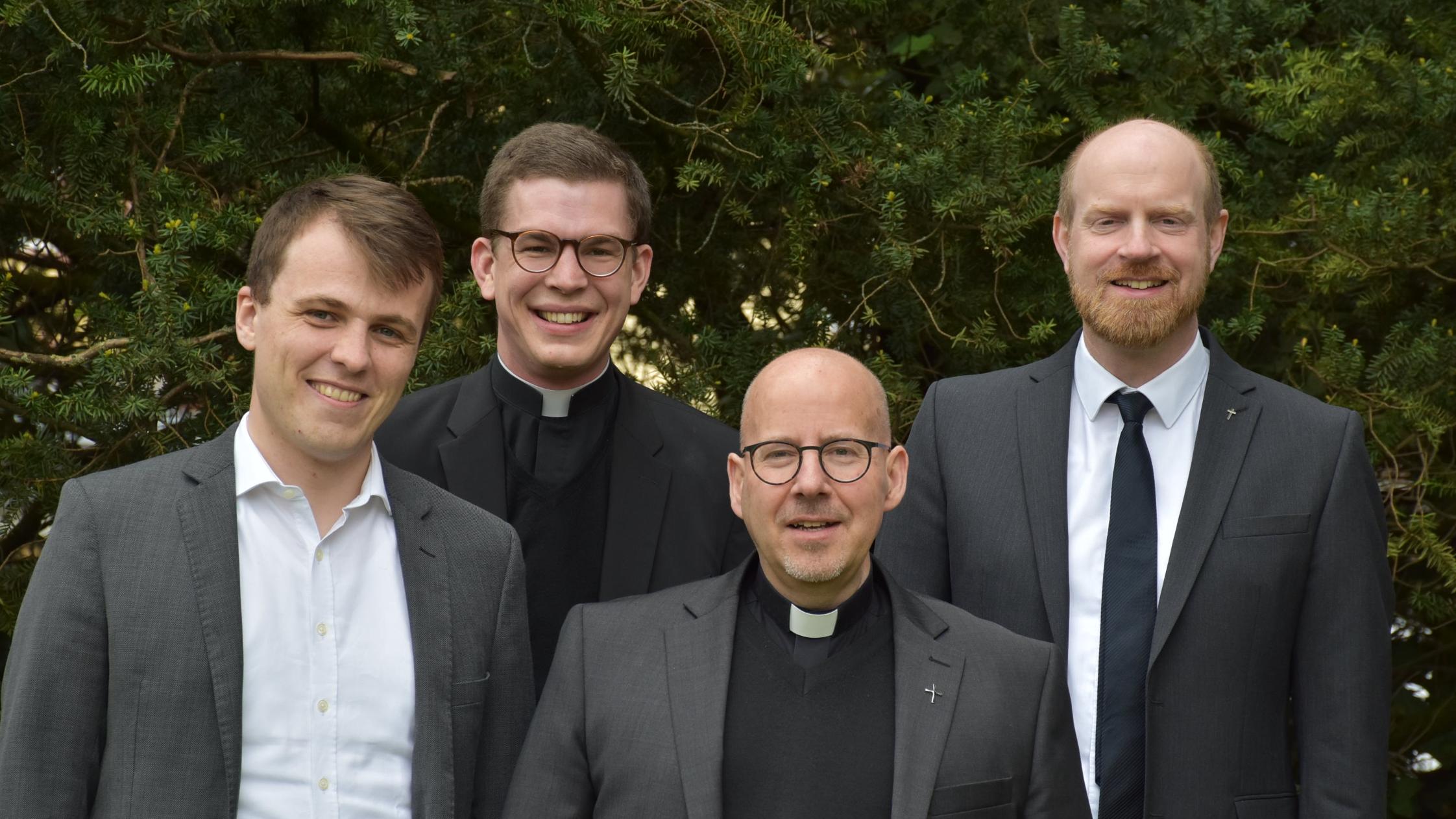 Mathieu Valet (links) und Johannes Michael Cavelius (Zweiter v.l.) werden am 27. Mai zu Priestern geweiht.