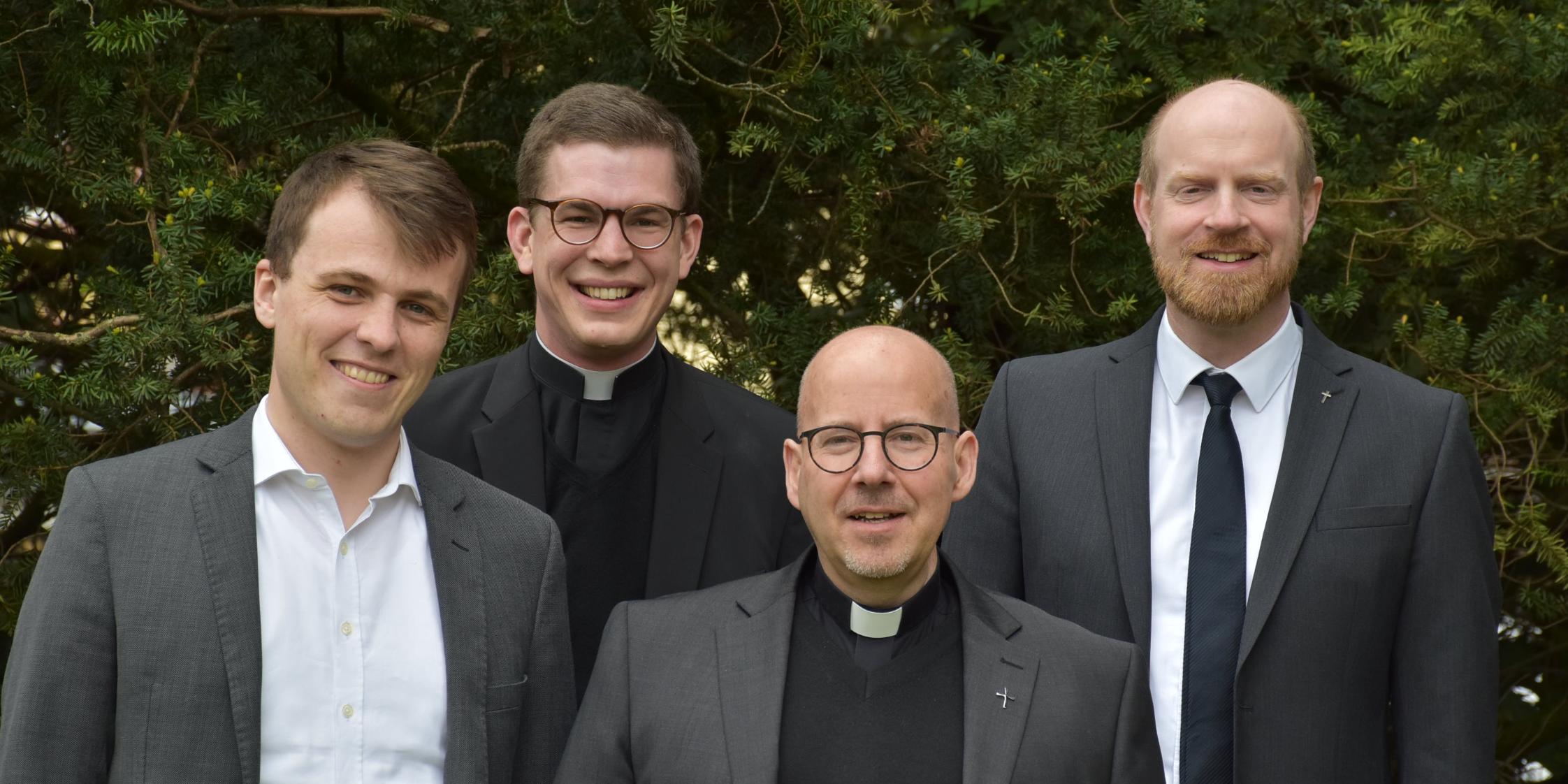 Mathieu Valet (links) und Johannes Michael Cavelius (Zweiter v.l.) werden am 27. Mai zu Priestern geweiht.