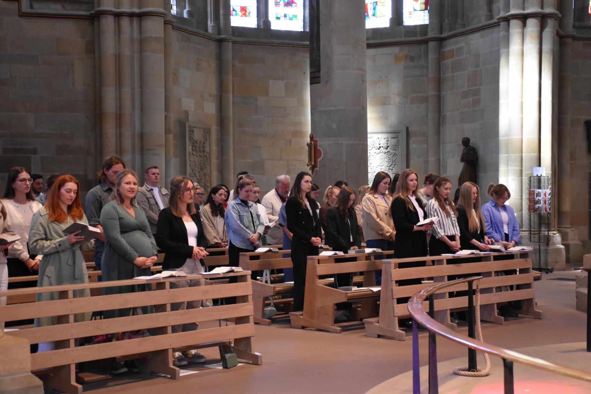 Die neuen Religionslehrerinnen und -lehrer; Blick in die Kirche