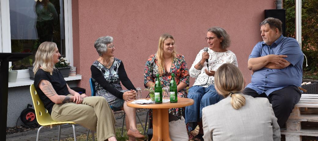 (v.l.n.r.) Moderatorin Inge Hülpes (Stabsstelle Kommunikation im bischöflichen Generalvikariat), Elisabeth Burgard (ehrenamtliche Mitarbeiterin des SkF), Sophie Maurer (Besucherin des Café Haltepunkts), Diplom-Psychologin Tanja Mayer und Hannes Schmid-Stadtfeld (Bereichsleiter Beratungsstellen SkF Trier) bei der Podiumsdiskussion im Garten des Café Haltepunkts.