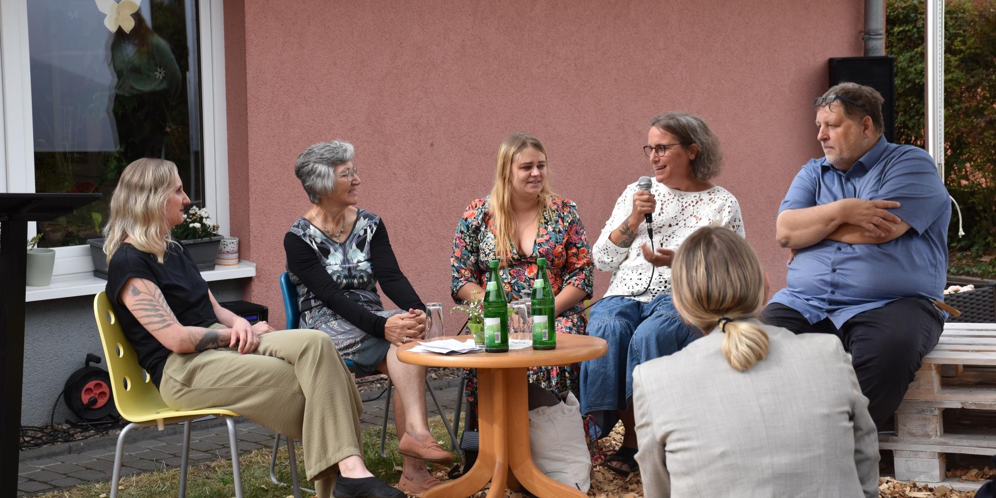 (v.l.n.r.) Moderatorin Inge Hülpes (Stabsstelle Kommunikation im bischöflichen Generalvikariat), Elisabeth Burgard (ehrenamtliche Mitarbeiterin des SkF), Sophie Maurer (Besucherin des Café Haltepunkts), Diplom-Psychologin Tanja Mayer und Hannes Schmid-Stadtfeld (Bereichsleiter Beratungsstellen SkF Trier) bei der Podiumsdiskussion im Garten des Café Haltepunkts.