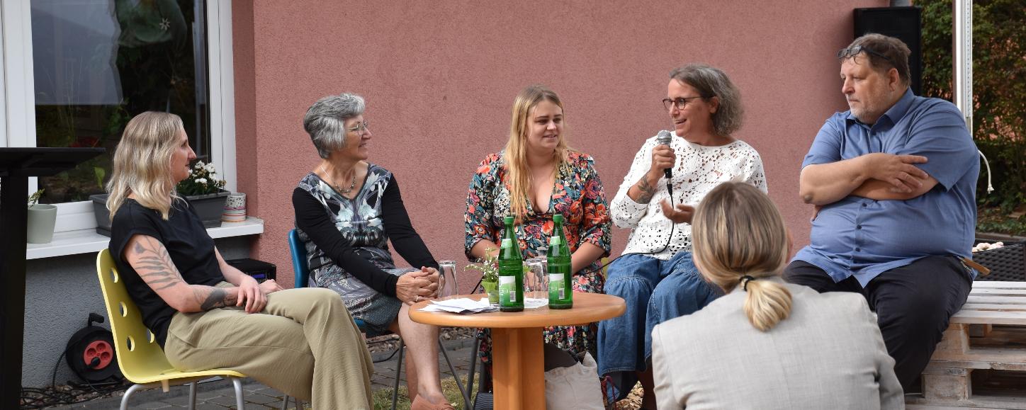 (v.l.n.r.) Moderatorin Inge Hülpes (Stabsstelle Kommunikation im bischöflichen Generalvikariat), Elisabeth Burgard (ehrenamtliche Mitarbeiterin des SkF), Sophie Maurer (Besucherin des Café Haltepunkts), Diplom-Psychologin Tanja Mayer und Hannes Schmid-Stadtfeld (Bereichsleiter Beratungsstellen SkF Trier) bei der Podiumsdiskussion im Garten des Café Haltepunkts.
