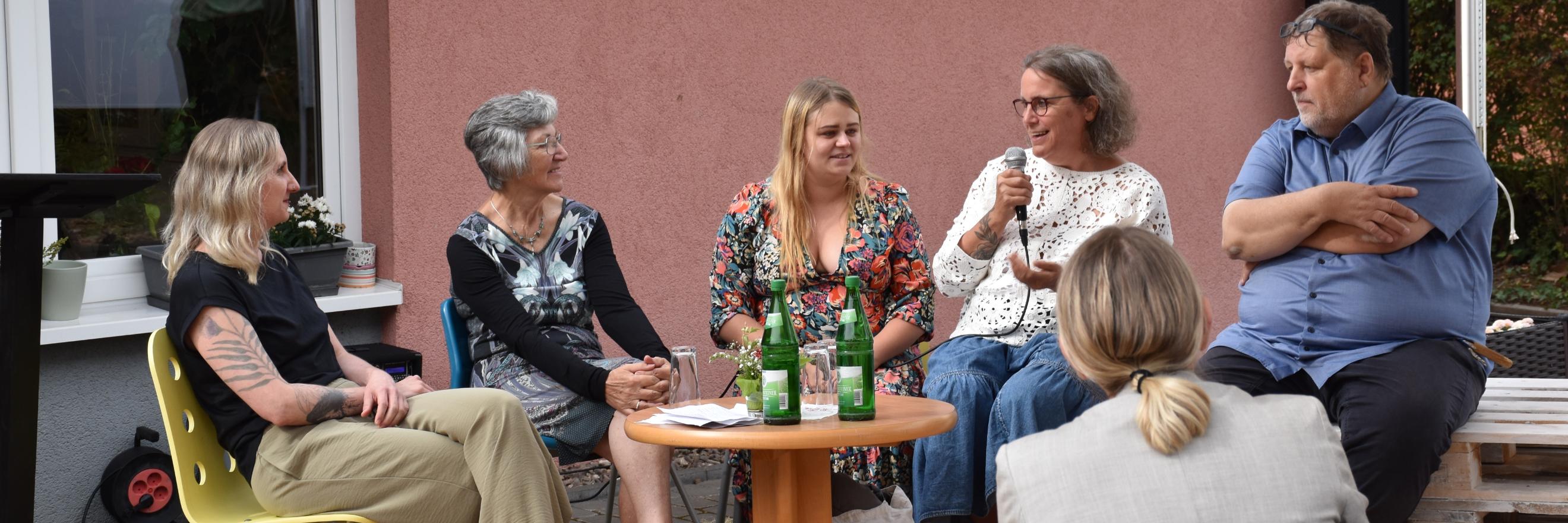 (v.l.n.r.) Moderatorin Inge Hülpes (Stabsstelle Kommunikation im bischöflichen Generalvikariat), Elisabeth Burgard (ehrenamtliche Mitarbeiterin des SkF), Sophie Maurer (Besucherin des Café Haltepunkts), Diplom-Psychologin Tanja Mayer und Hannes Schmid-Stadtfeld (Bereichsleiter Beratungsstellen SkF Trier) bei der Podiumsdiskussion im Garten des Café Haltepunkts.