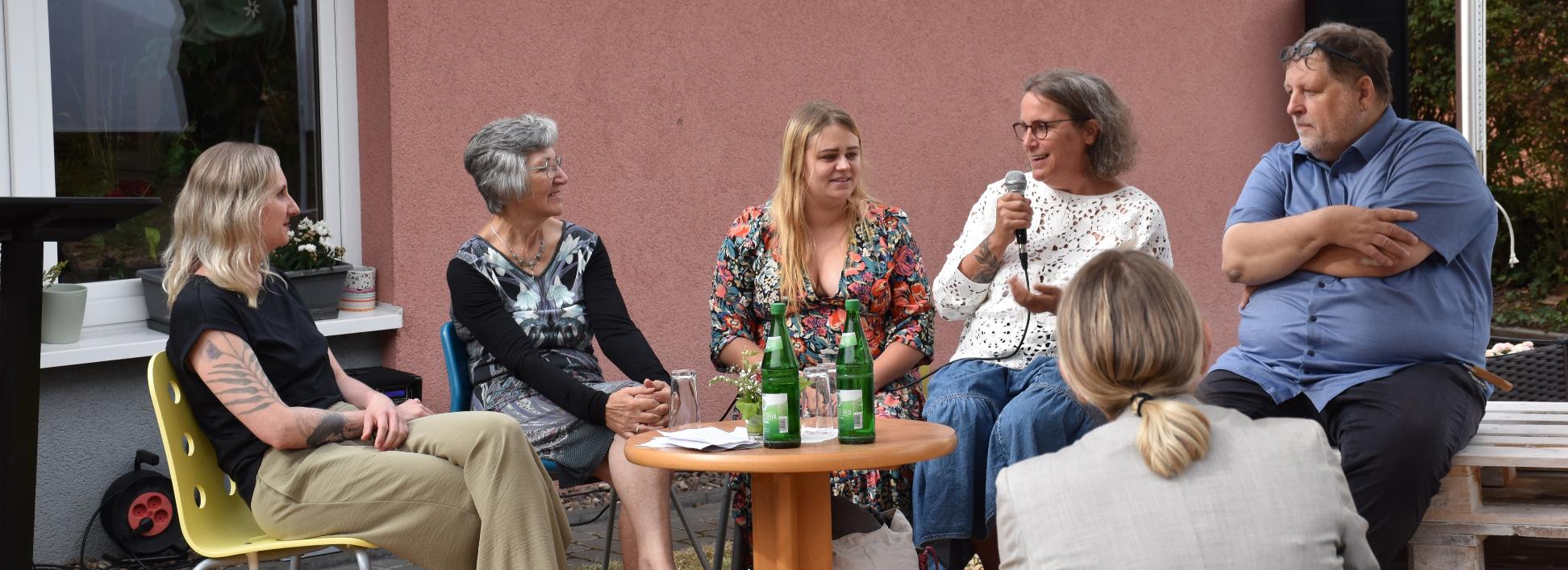 (v.l.n.r.) Moderatorin Inge Hülpes (Stabsstelle Kommunikation im bischöflichen Generalvikariat), Elisabeth Burgard (ehrenamtliche Mitarbeiterin des SkF), Sophie Maurer (Besucherin des Café Haltepunkts), Diplom-Psychologin Tanja Mayer und Hannes Schmid-Stadtfeld (Bereichsleiter Beratungsstellen SkF Trier) bei der Podiumsdiskussion im Garten des Café Haltepunkts.