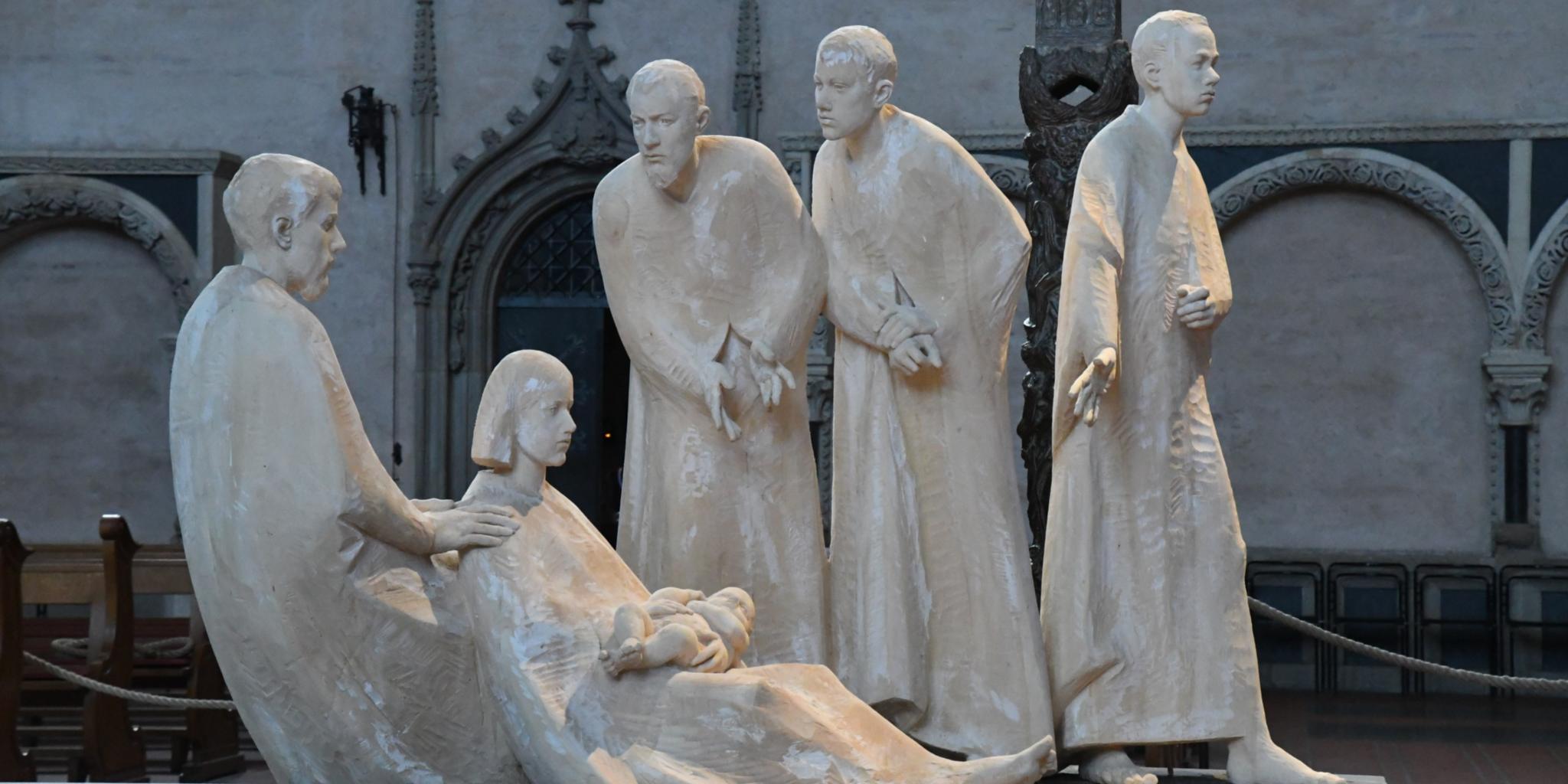 Die neue Krippe im Dom besteht aus Lindenholz und ist bewusst einfach gehalten.