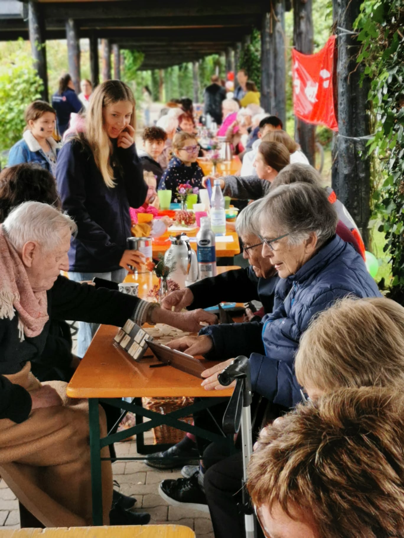 Rund 100 Menschen kamen zur Premiere der 'Längsten Kaffeetafel des Hochwalds' nach Weiskirchen.
