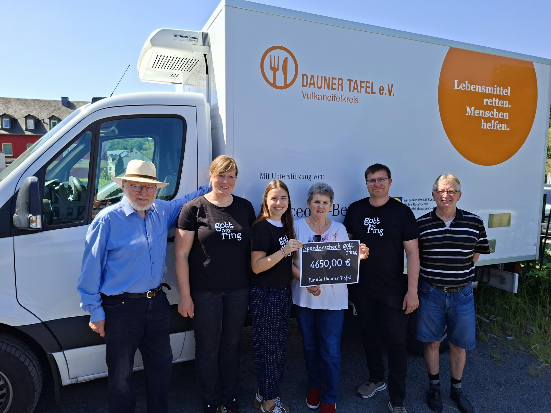 Das Team der Dauner Tafel nimmt die Spende in Empfang