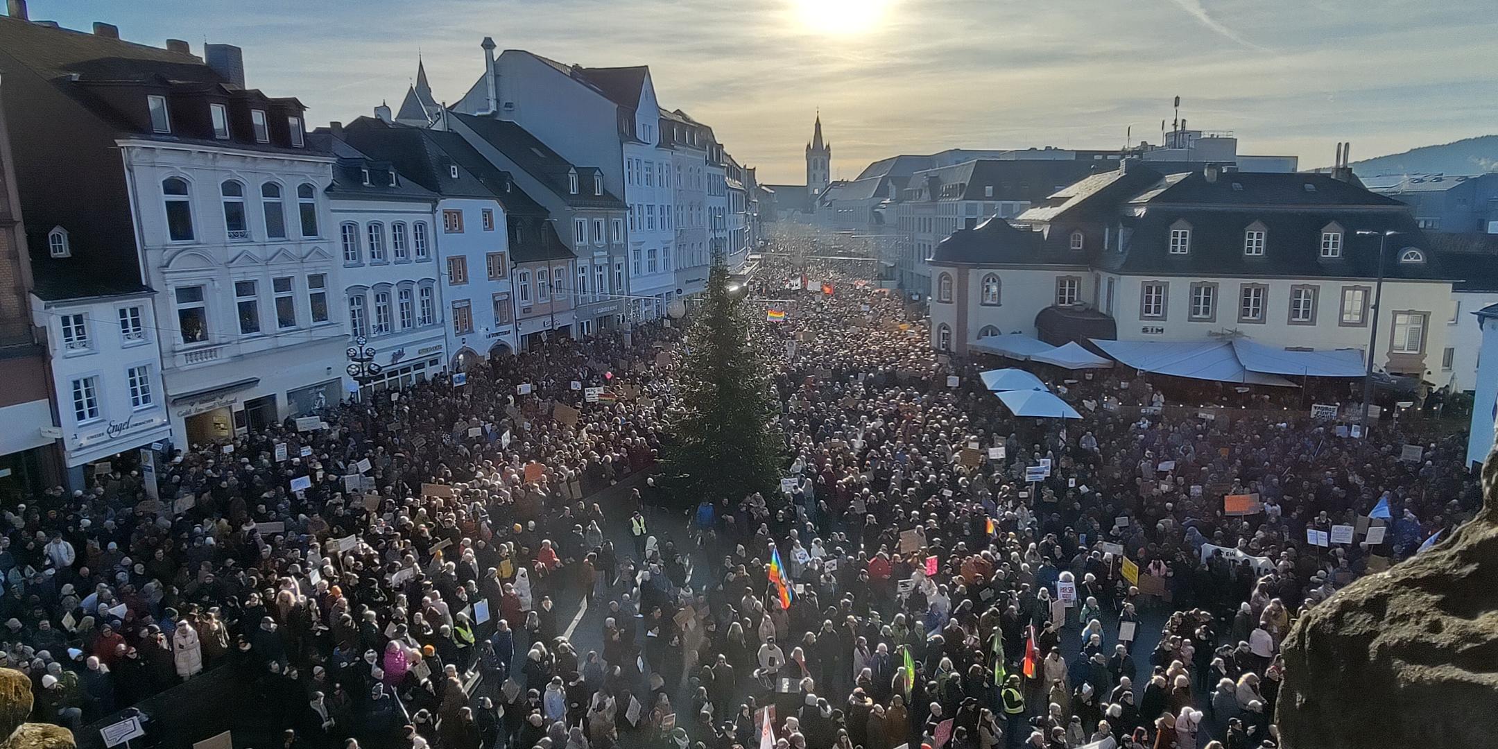 Das Foto zeigt einen Blick von der Porta Nigra auf den Porta-Nigra-Vorplatz und die Simeonstraße während der Kundgebung gegen Rechts am 28. Januar. Platz und Simeonstraße sind komplett voll mit Menschen, manche halten Fahnen oder Schilder.