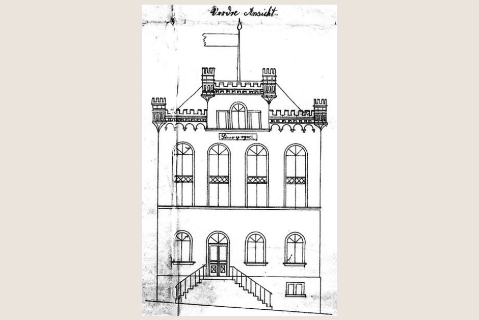Historische Zeichnung einer Synagoge mit Treppe, drei Etagen und Zinnen. (Alt-Text erstellt mit KI-Unterstützung)