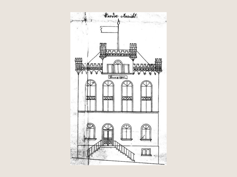 Historische Zeichnung einer Synagoge mit Treppe, drei Etagen und Zinnen.    (Alt-Text erstellt mit KI-Unterstützung)