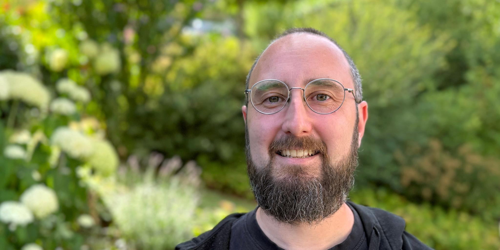 Raphael Collinet Auf dem Foto zu sehen ist Raphael Collinet, im Hintergrund eine Gartenlandschaft