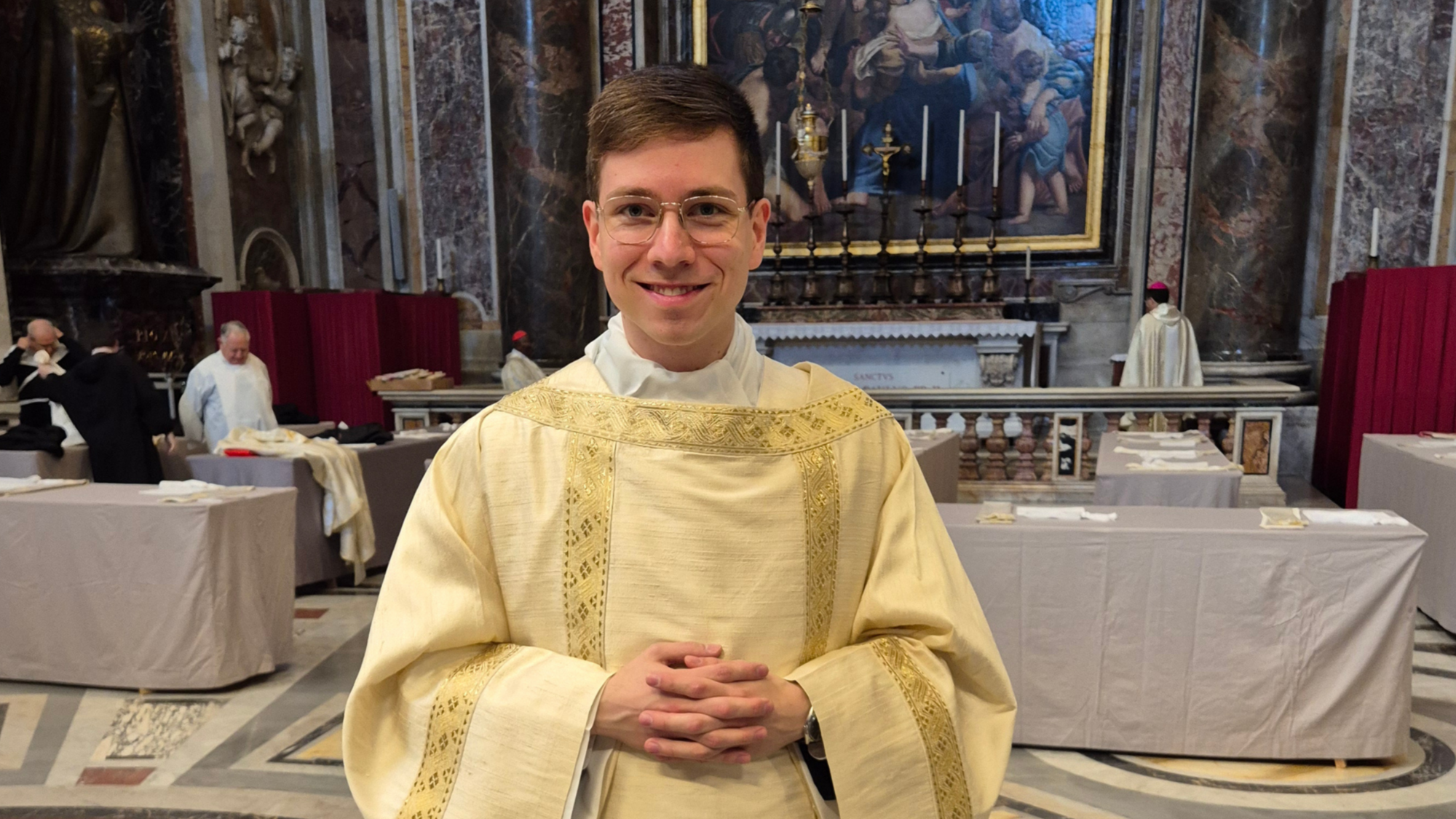 Diakon Johannes Gold vor der Ostermesse in einer Seitenkapelle des Petersdoms.