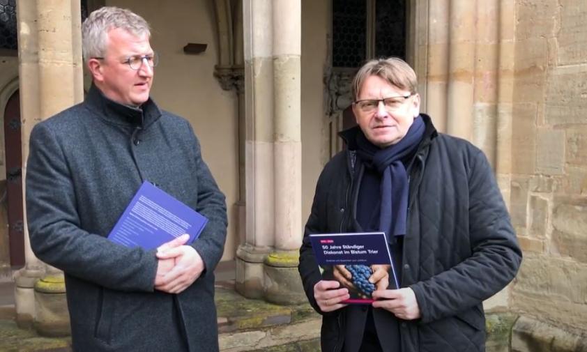 Ein Jubiläumsband bietet Einblicke in die Berufsgruppe der Diakone im Bistum Trier. Bericht folgt im 'Paulinus'.  Stefan Stürmer (rechts) und Axel Berger berichten davon
