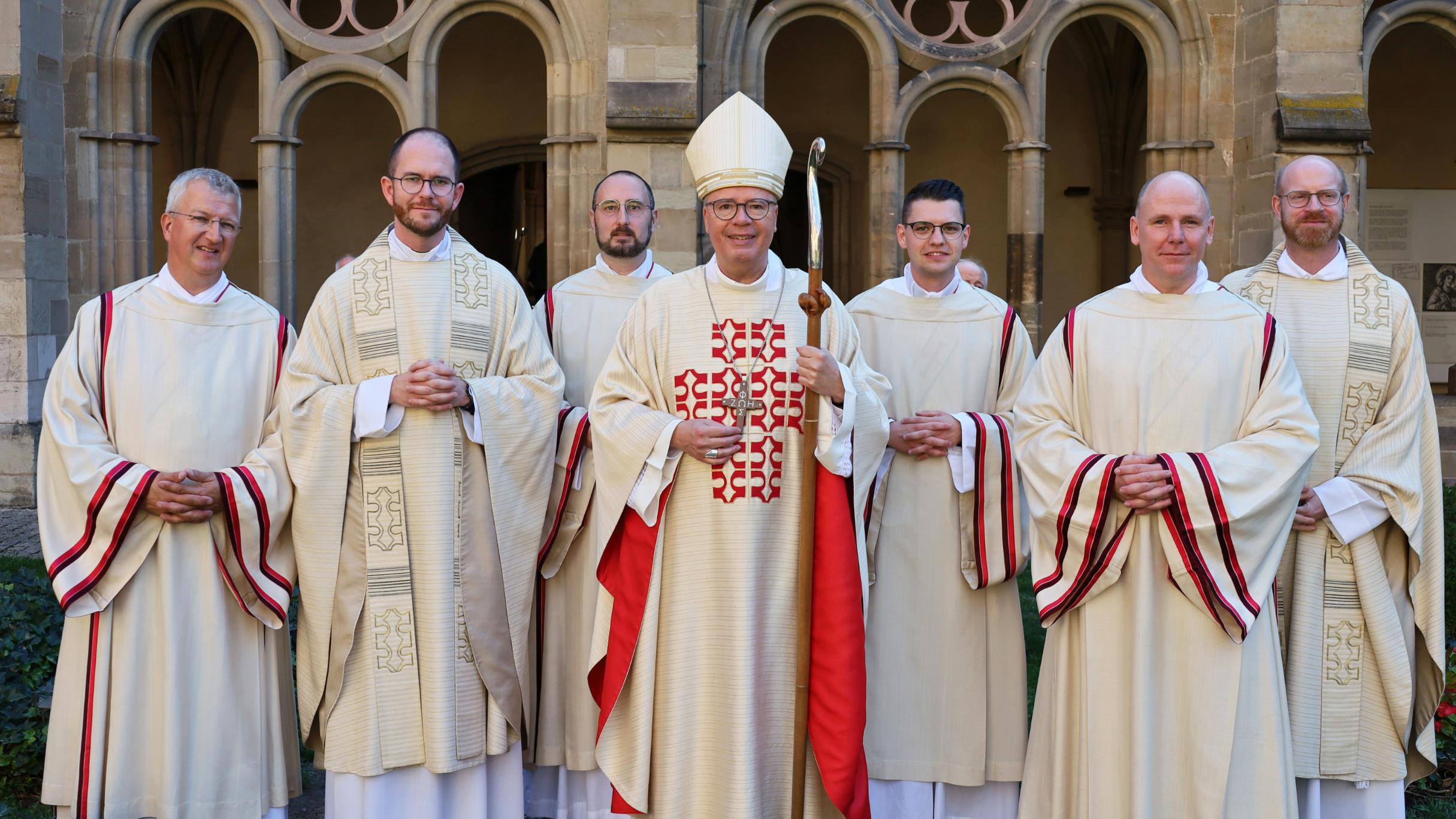Bischof Ackermann mit den neu geweihten Diakonen Raphael Collinet (3.v.l.), Manuel Hauth (5.v.l.), Torsten Wahl (2.v.r.) mit Regens Thomas Hufschmidt, Axel Berger (zuständig für die Ausbildung der Diakone) und Spiritual Jan Lehmann.