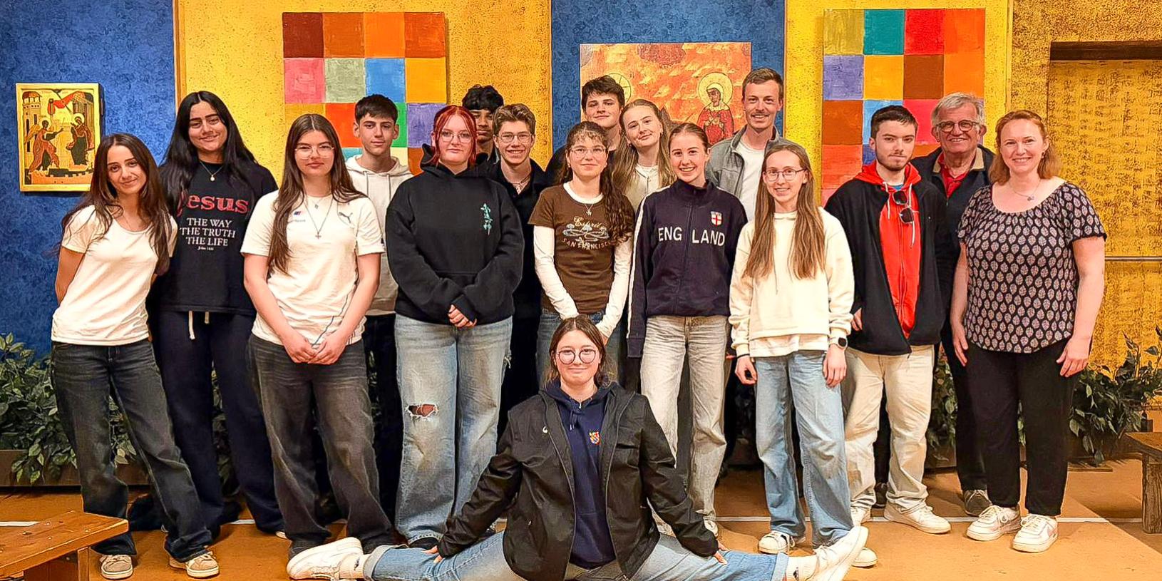 Die Reisegruppe in der Kirche in Taizé.