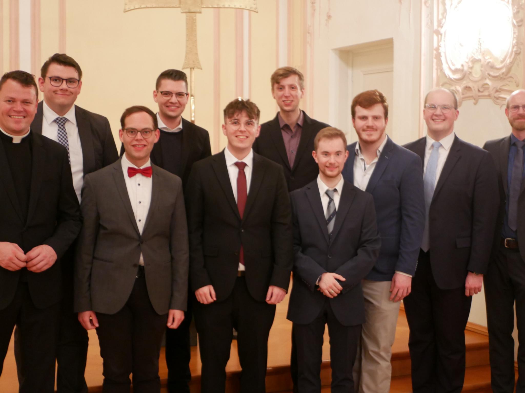Die Seminaristen mit Regens Tim Sturm (links) und Spiritual Jan Lehmann (rechts)
