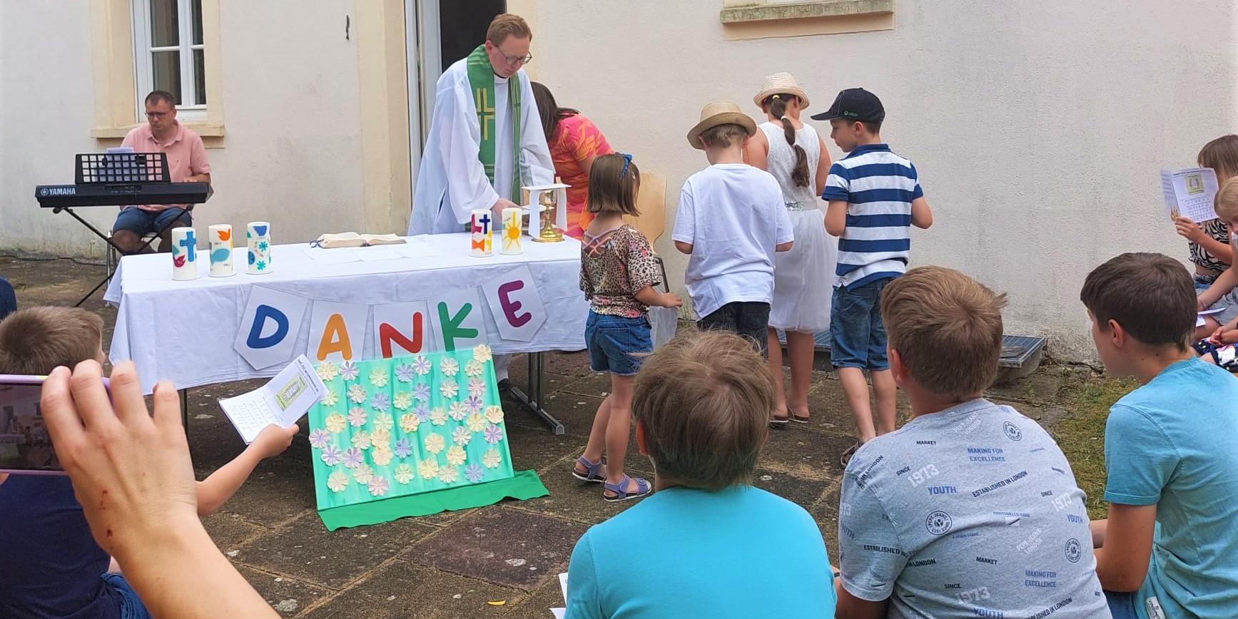 Bischofskaplan Florian Dienhart stand der Eucharistiefeier vor