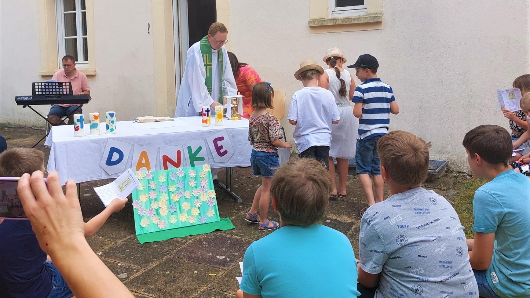 Bischofskaplan Florian Dienhart stand der Eucharistiefeier vor