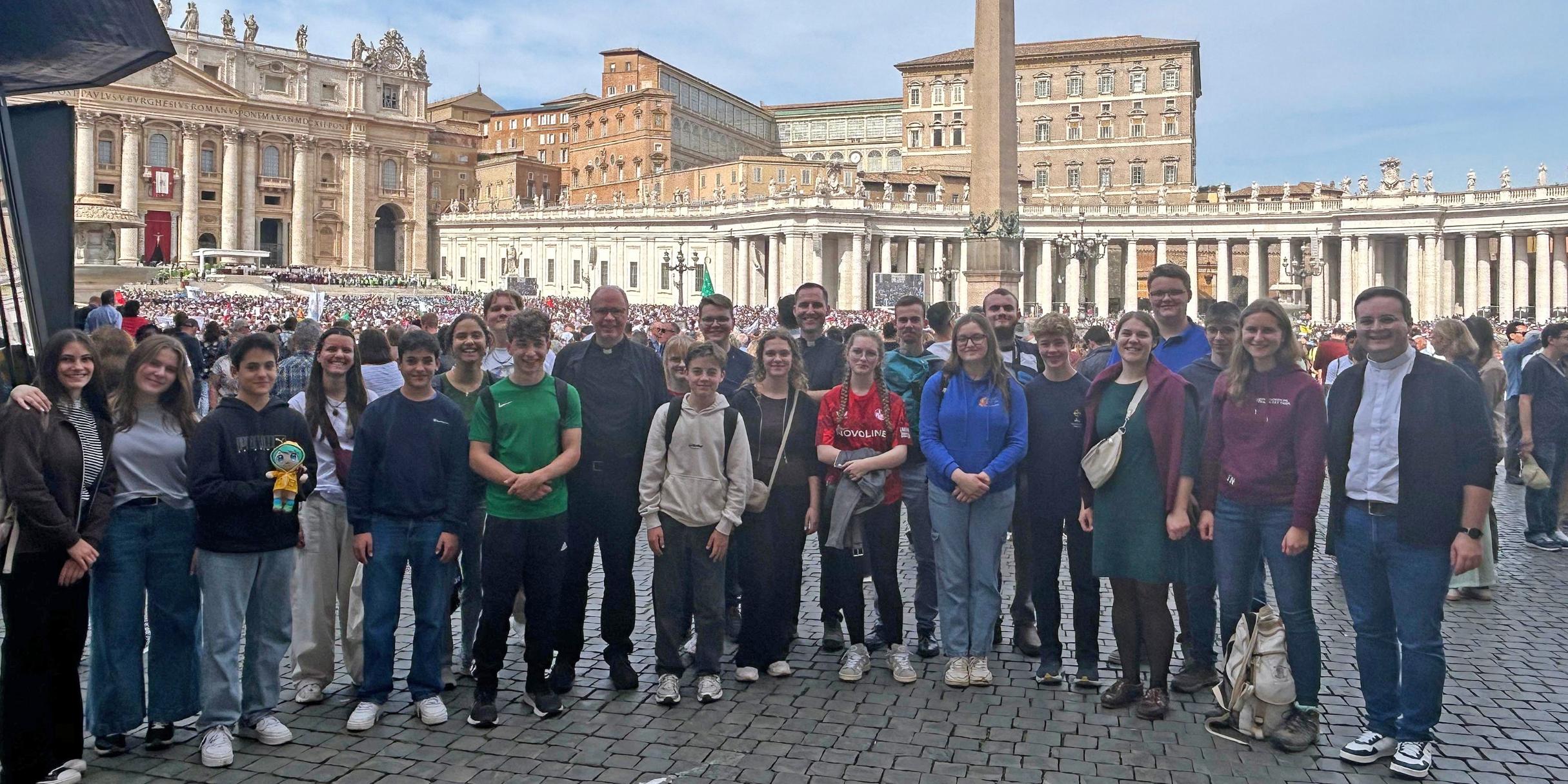 Eben noch im Flieger - jetzt schon auf dem Petersplatz. Die Gruppe der Diözesanjugendwallfahrt verbringt eine Woche in Rom.