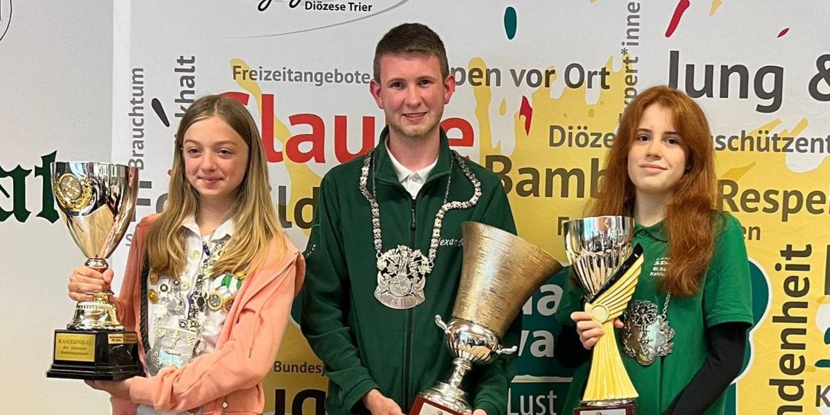 Die amtierenden Diözesanjugendmajestäten v. links Diözesanbambiniprinzessin Julina Kaul aus der Schützenbruderschaft Niederwerth (Bezirksverband Mittelrhein-Untermosel), Diözesanprinz Alexander Wirfs aus der Schützenbruderschaft Kurtscheid (Bezirk Wied) sowie Diözesanschülerprinzessin Franziska Rössel aus der Schützenbruderschaft Keldung (Bezirk Maifeld). Foto: Archiv 2022