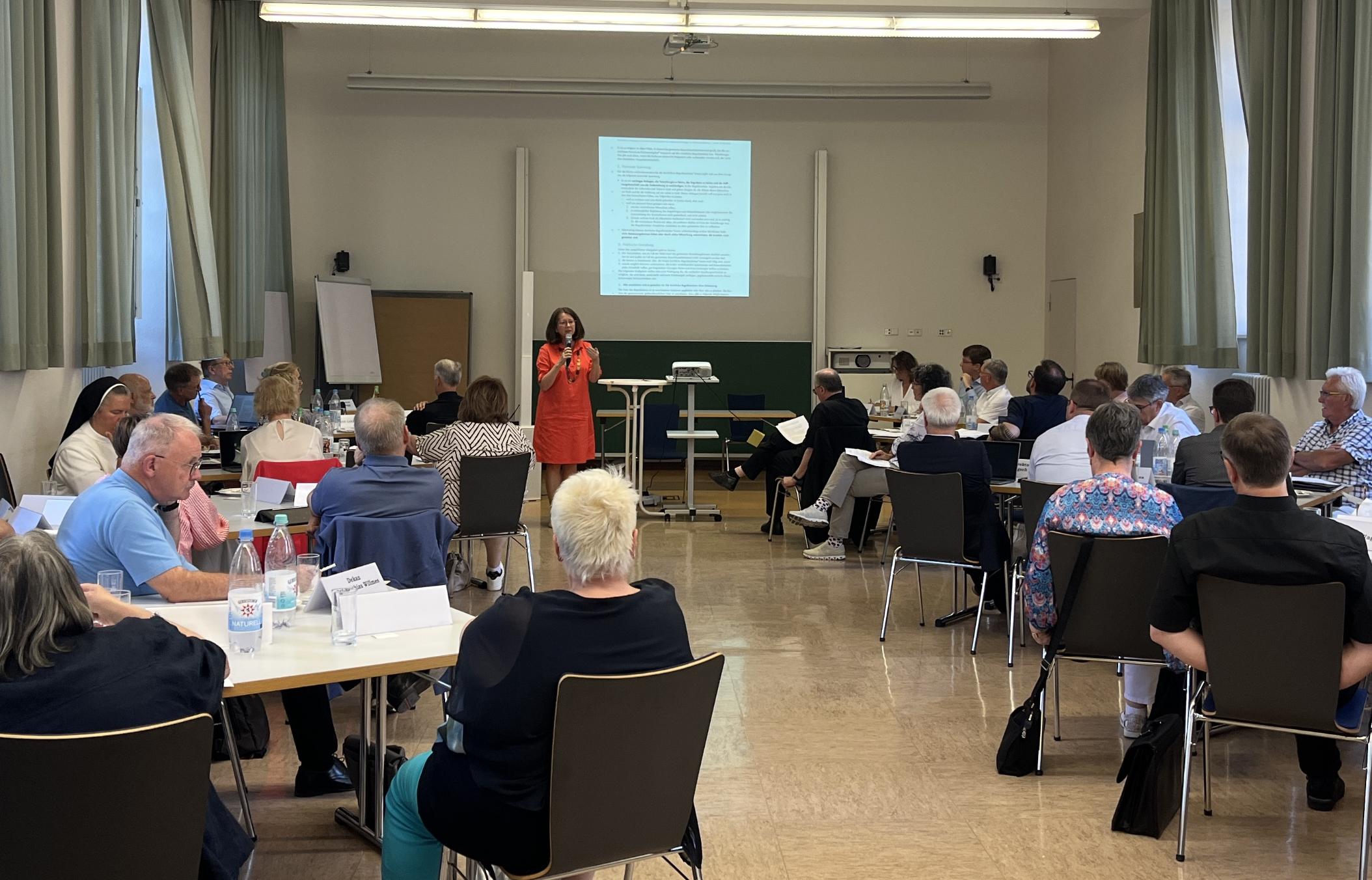 Bereichsleiterin Mechthild Schabo informierte zum Stand der Immobilienstrategie des Bistums