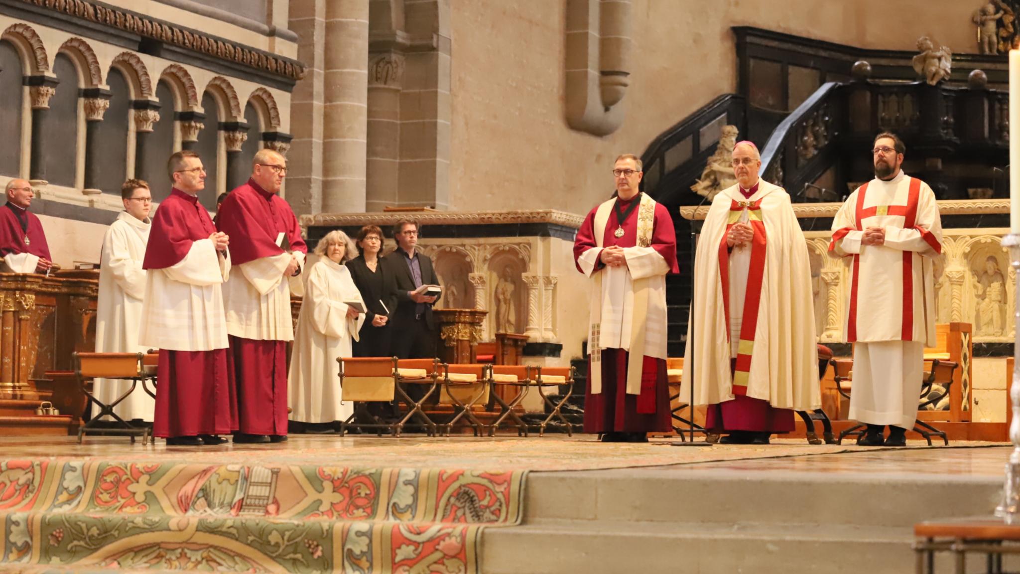 Im Rahmen der Vesper führte Dompropst Peters (2.v.re.) den neuen Domdechanten Holkenbrink (3. v.re.) sowie die Domkapitulare Ottmar Dillenburg und Matthias Struth (vorne links im Bild) in ihre Ämter ein.