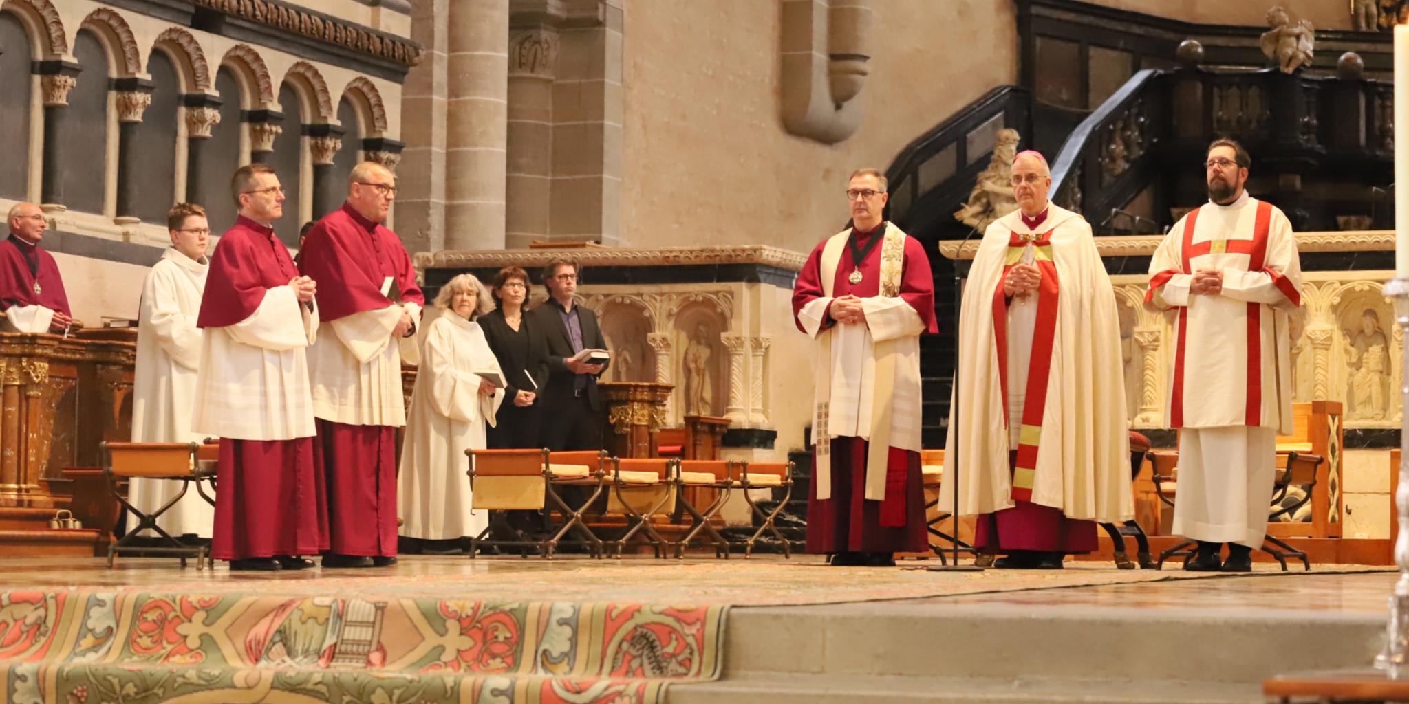 Im Rahmen der Vesper führte Dompropst Peters (2.v.re.) den neuen Domdechanten Holkenbrink (3. v.re.) sowie die Domkapitulare Ottmar Dillenburg und Matthias Struth (vorne links im Bild) in ihre Ämter ein.