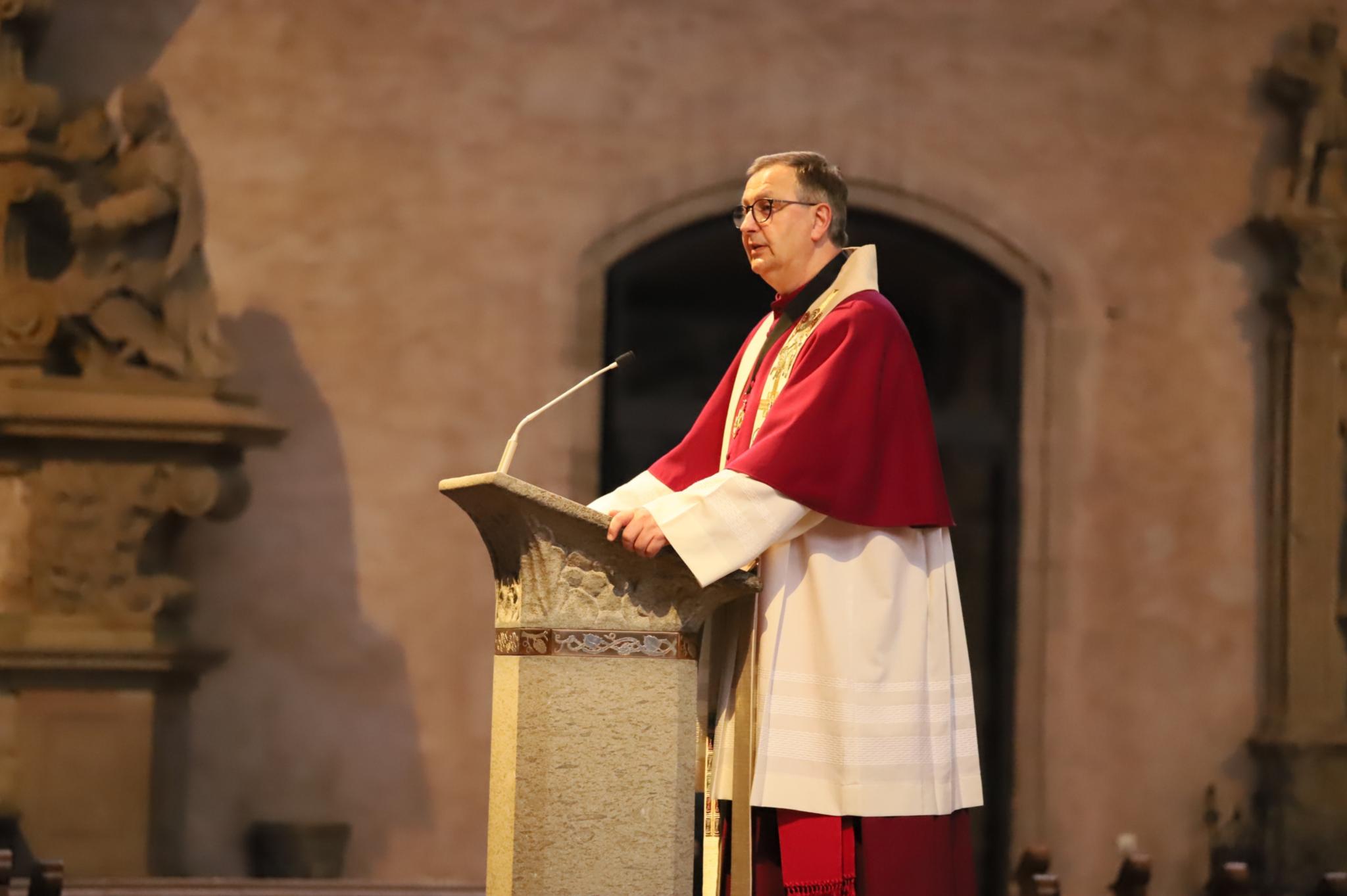 Der neue Domdechant Holkenbrink predigt.