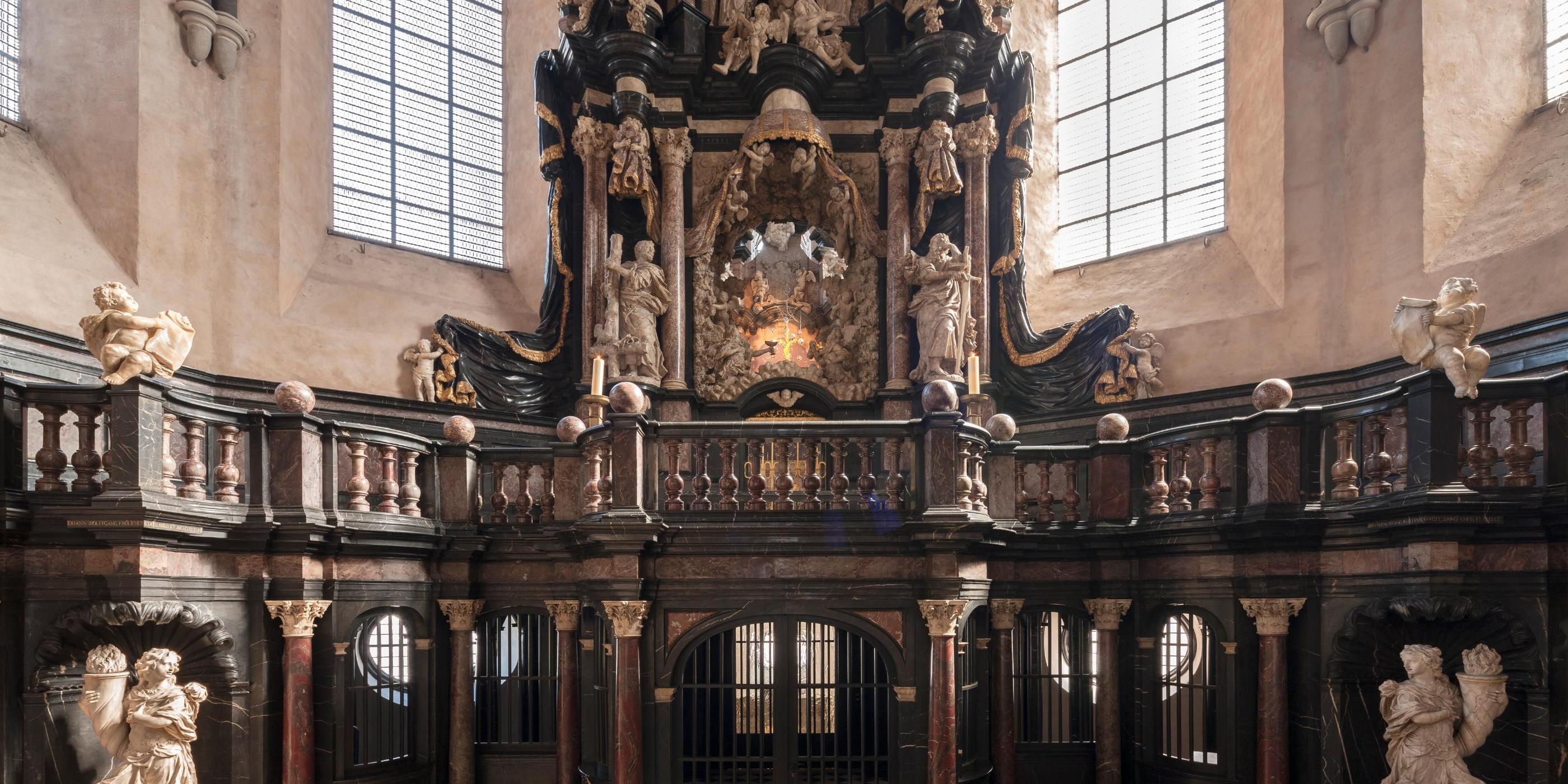 Darstellungen der Apostel Petrus (li.) und Paulus flankieren den Eingang zur Heilig-Rock-Kapelle im Trierer Dom