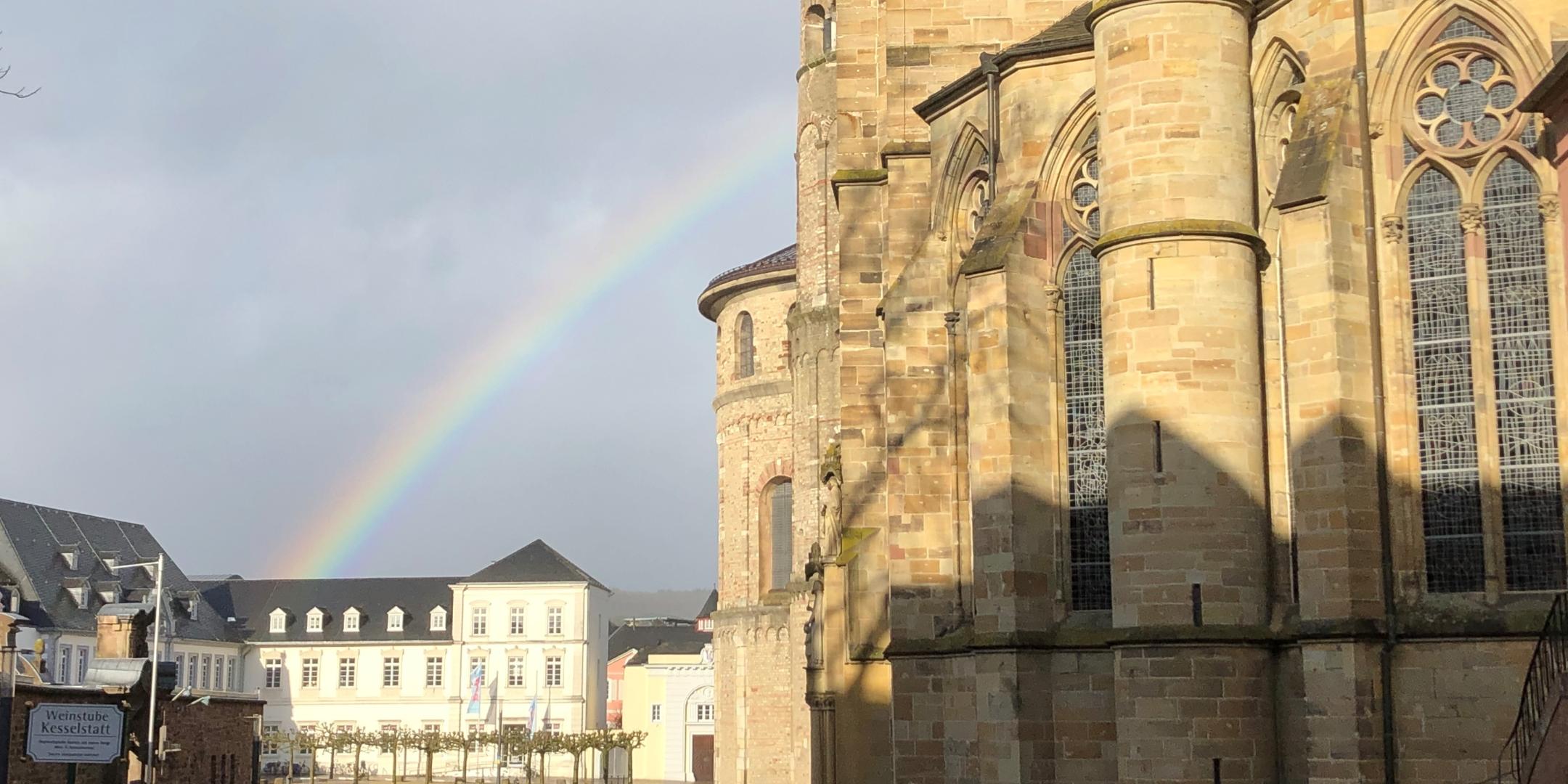 Der Trierer Dom - hier mit Regenbogen