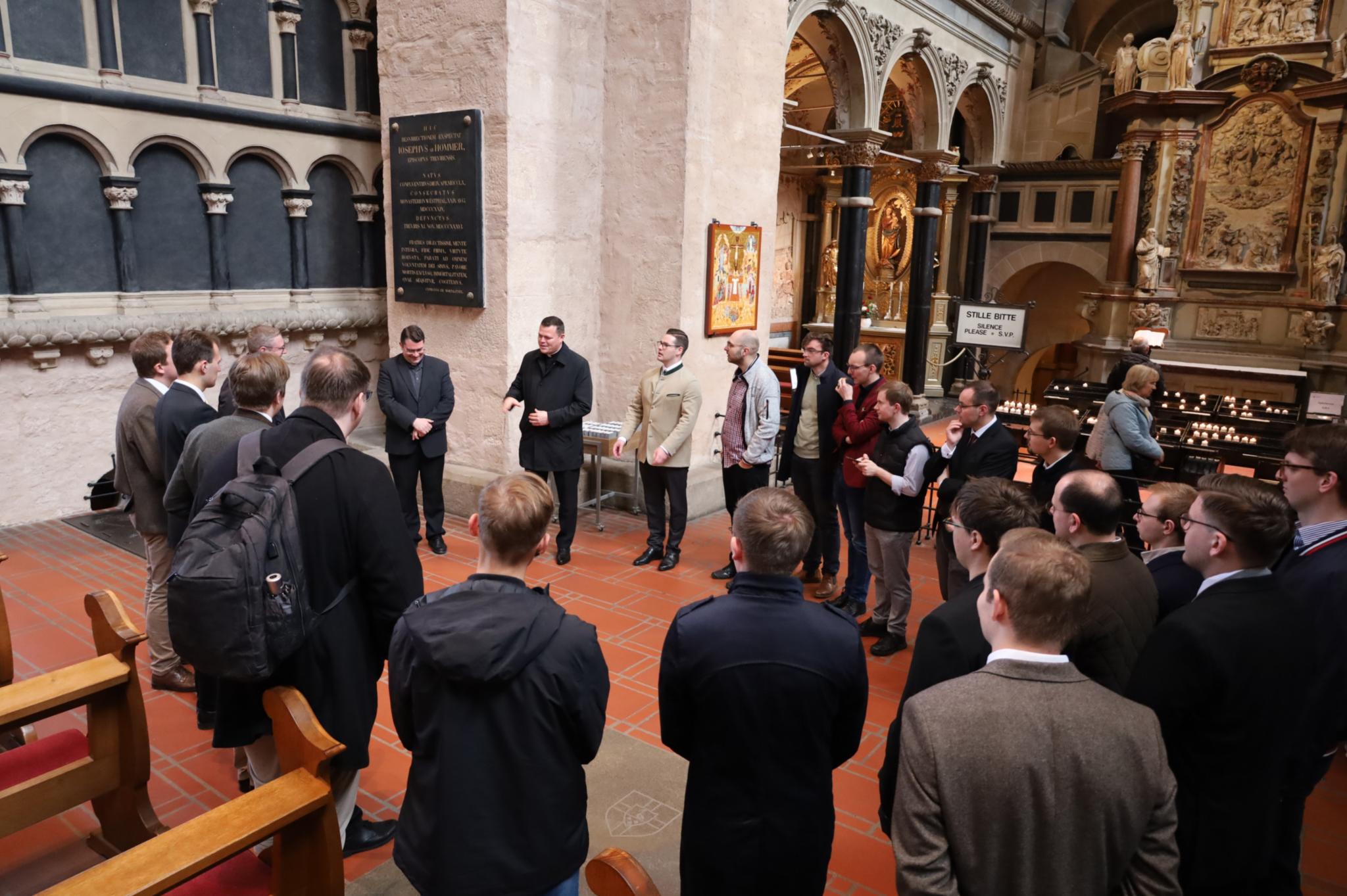 Domführung der Gruppe mit Generalvikar Tim Sturm