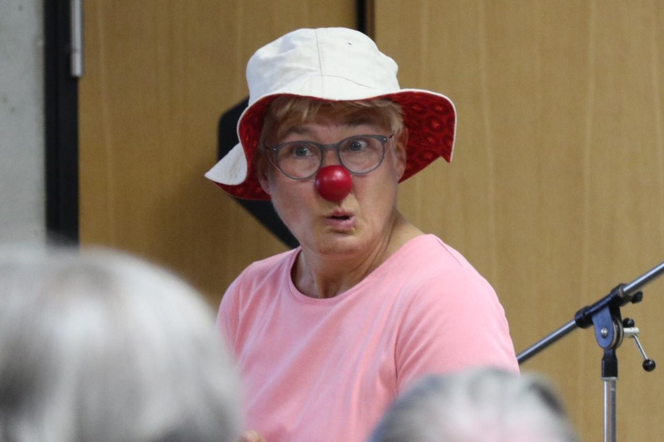 Frau mit Clownsnase
